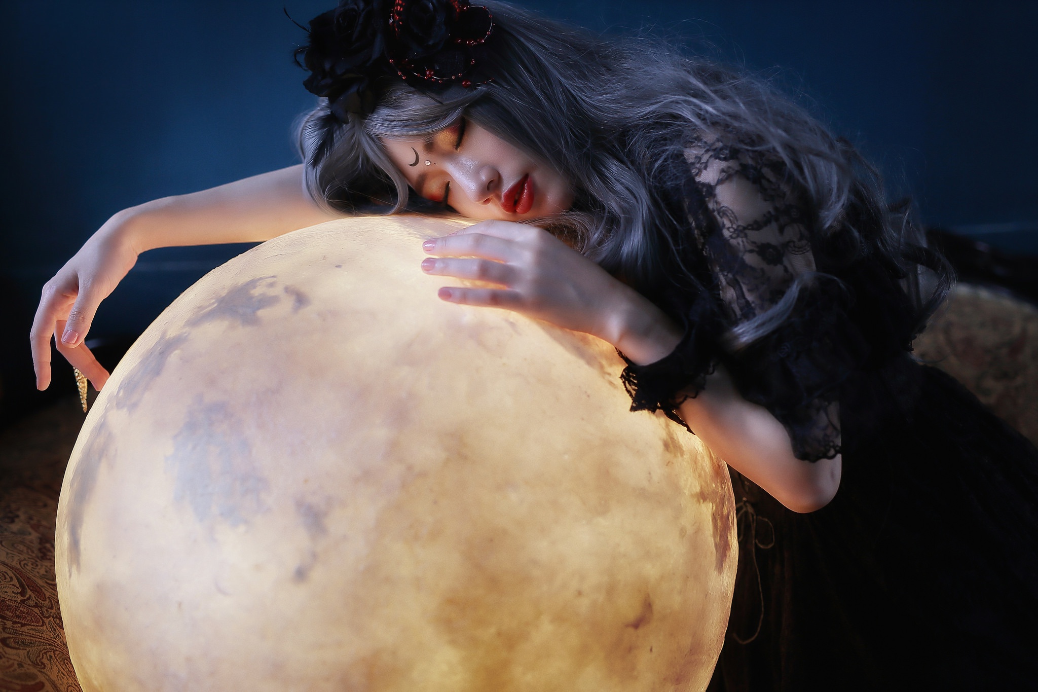 Женщина мир фото. Луна в руках. Девушка с луной в руках. Девушка и планеты. Женщина шар.