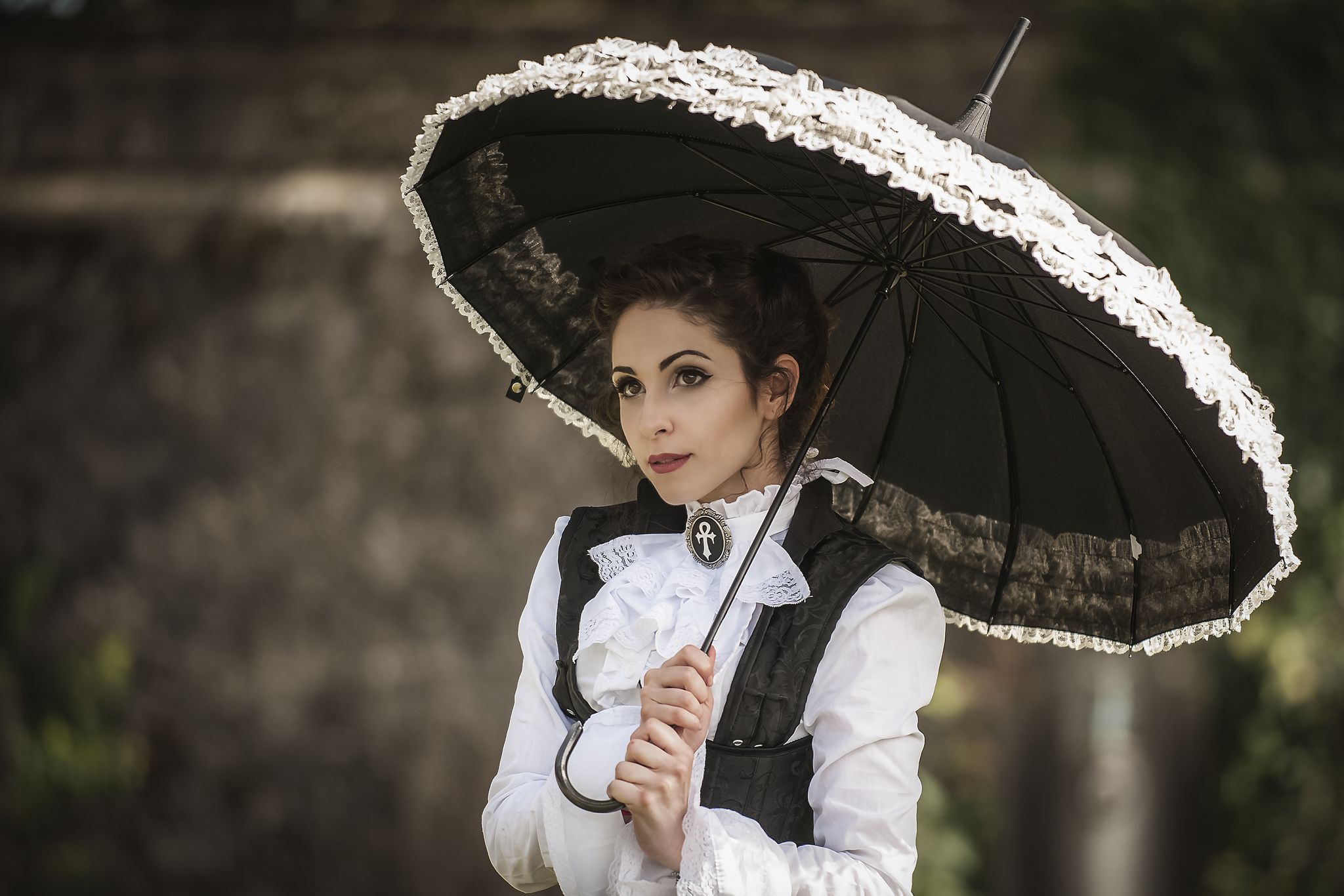 Обои стиль, девушка, взгляд, волосы, зонт, лицо, боке, style, girl, look, hair, umbrella, face, bokeh разрешение 2048x1366 Загрузить