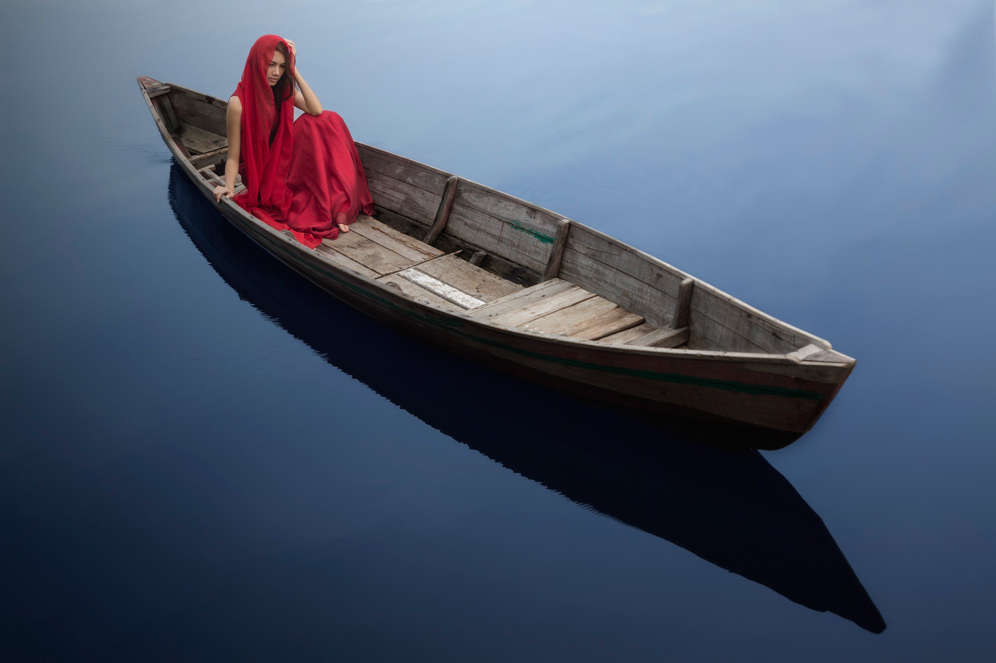 лодка девушка озеро скачать