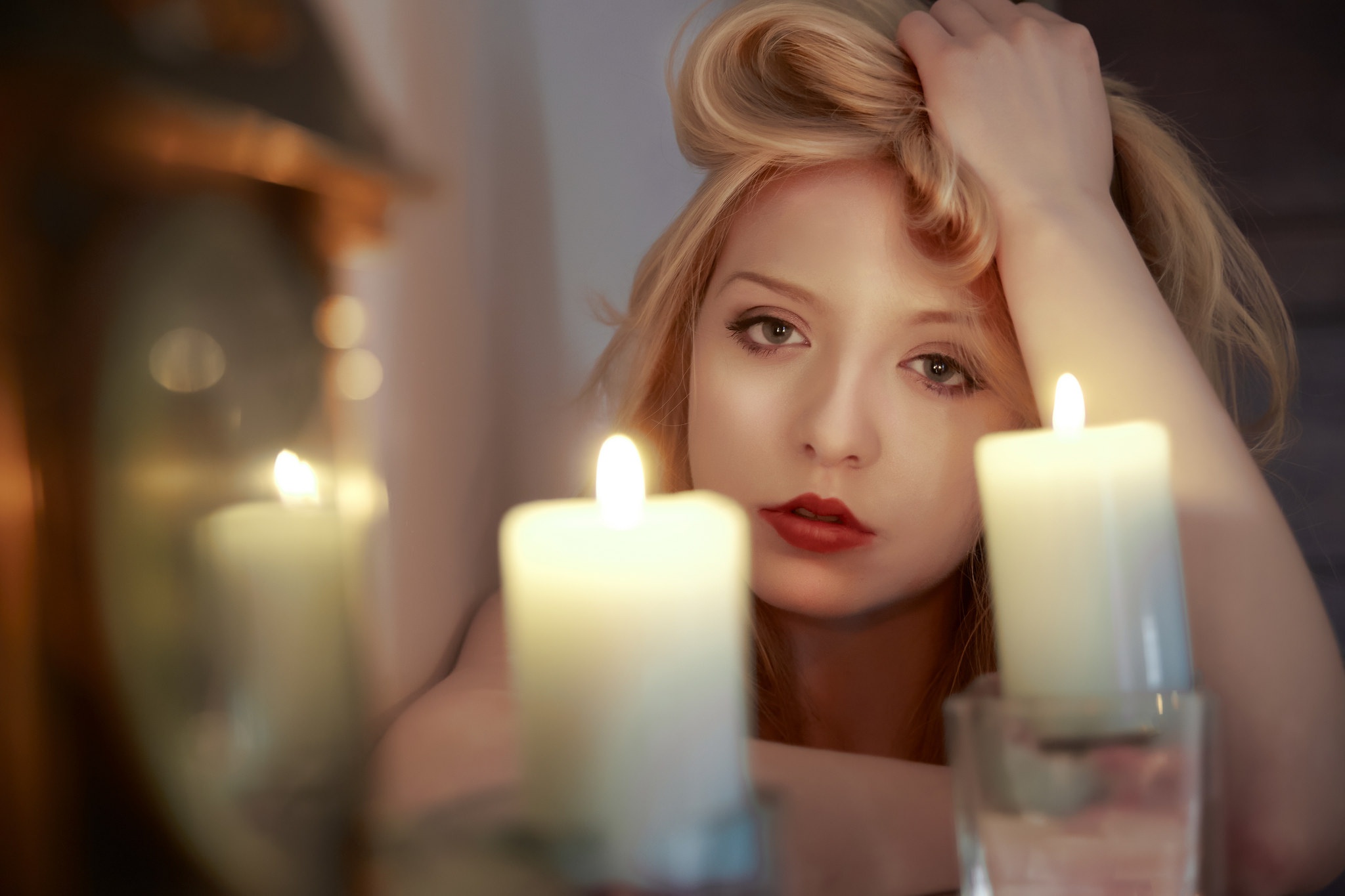 Обои свечи, девушка, блондинка, взгляд, губы, лицо, candles, girl, blonde, look, lips, face разрешение 2048x1365 Загрузить