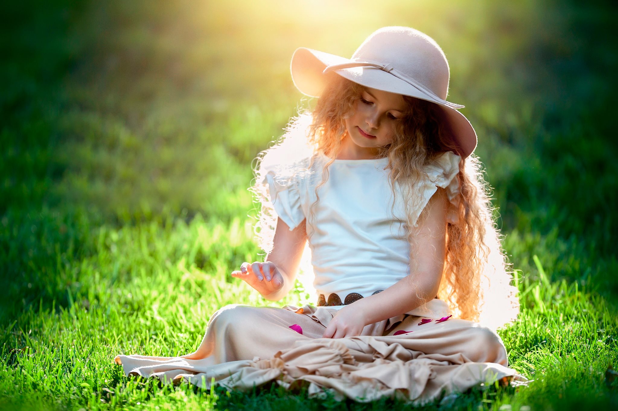 Воскресные девочки. Шляпки для девочек. Девочка в шляпе. Детская фотосессия на природе летом. Девочка на природе.