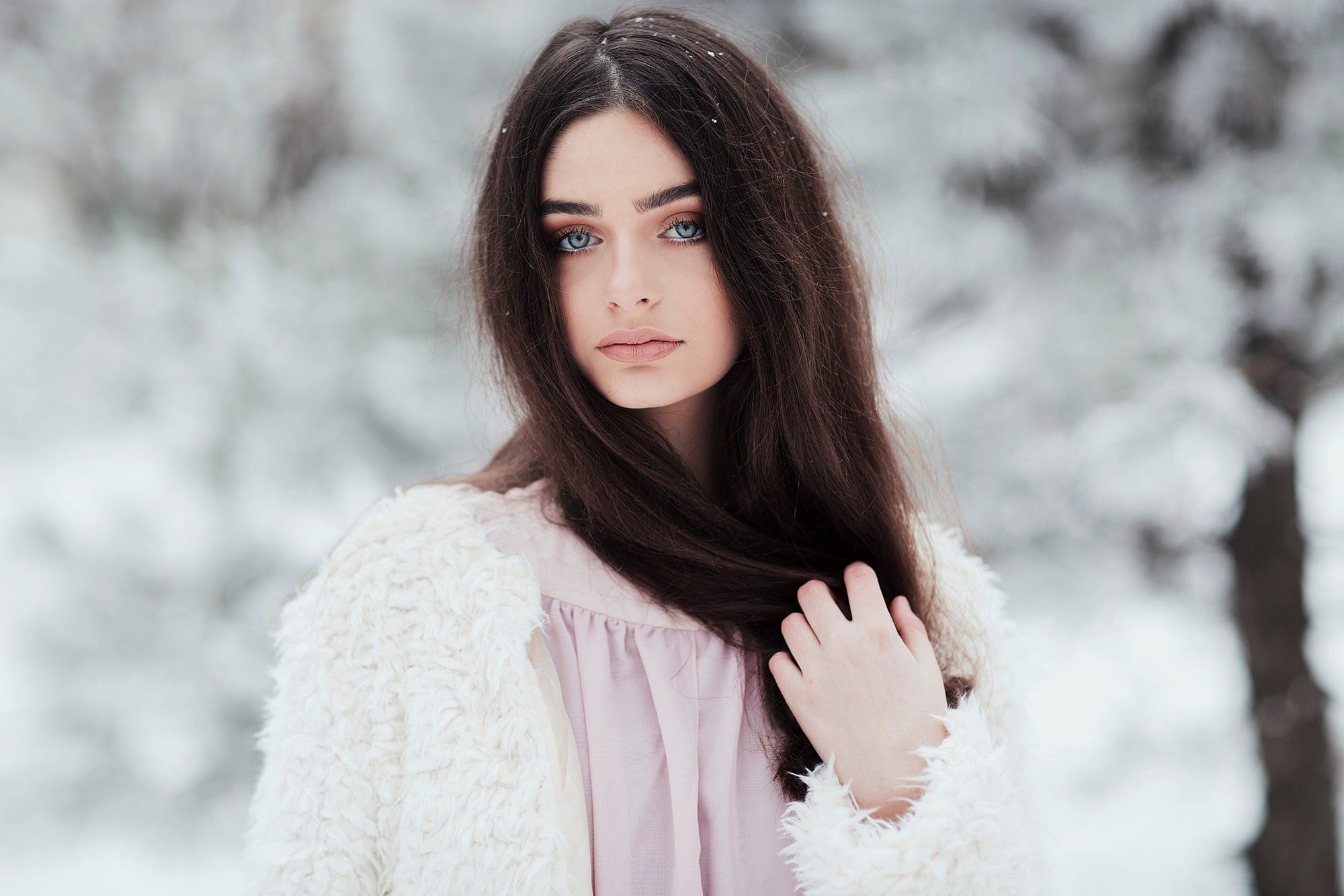 Молодая нежная брюнетка. Йоанна Рикало. Jovana Rikalo модель. Девушка зима. Зимние фотосессии девушек.