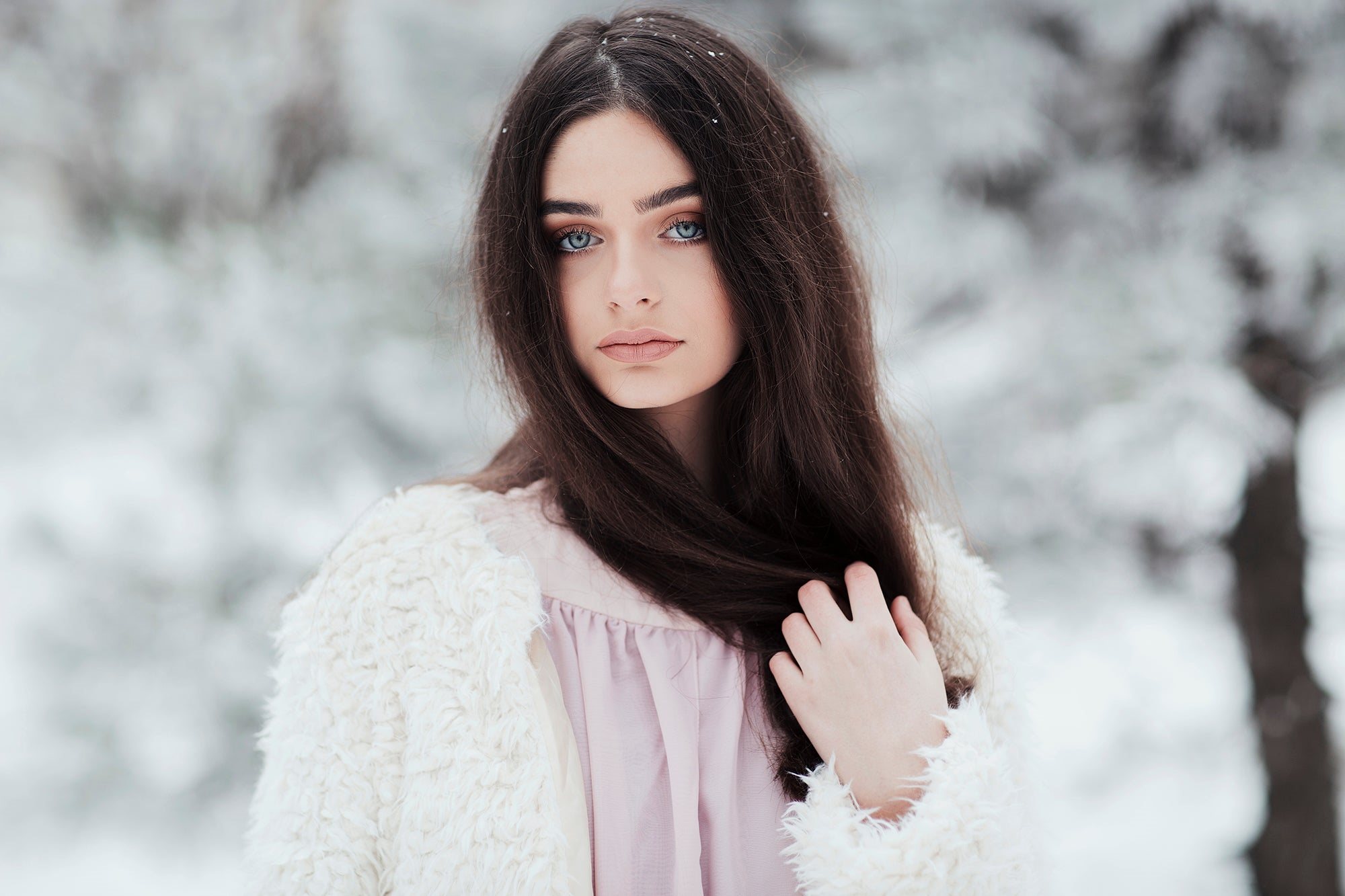 Обои зима, девушка, брюнетка, взгляд, волосы, лицо, шуба, winter, girl, brunette, look, hair, face, coat разрешение 2000x1333 Загрузить