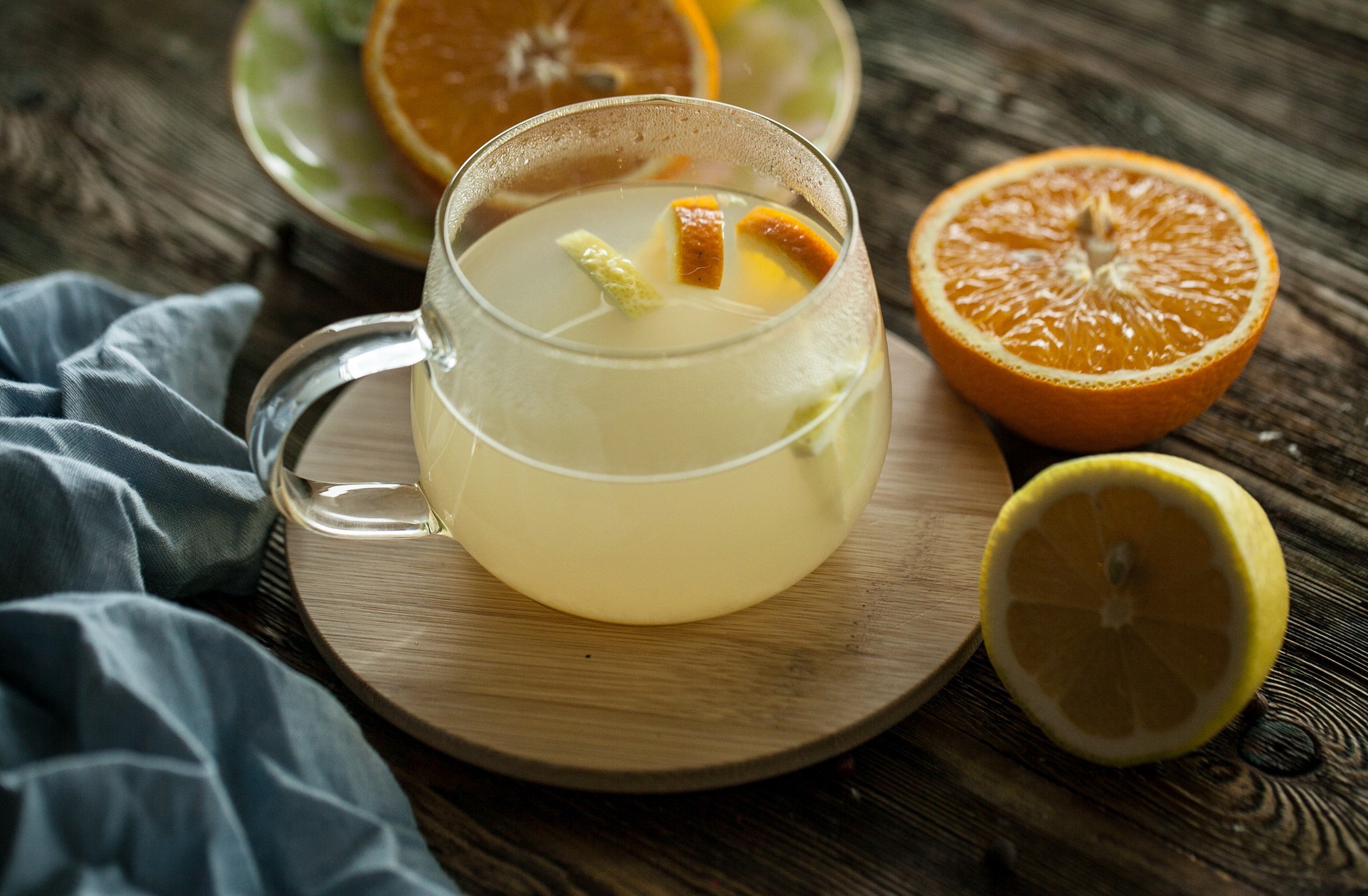 Обои напиток, лимон, кружка, апельсин, цедра, цитрусовые, drink, lemon, mug, orange, peel, citrus разрешение 2048x1342 Загрузить