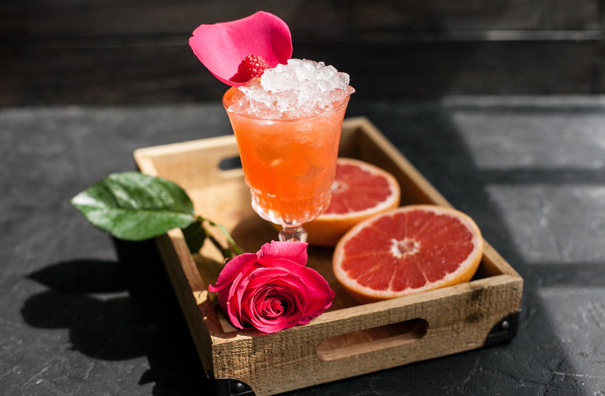 Обои напиток, роза, лёд, бокал, цитрус, грейпфрут, сок, drink, rose, ice, glass, citrus, grapefruit, juice разрешение 2048x1343 Загрузить