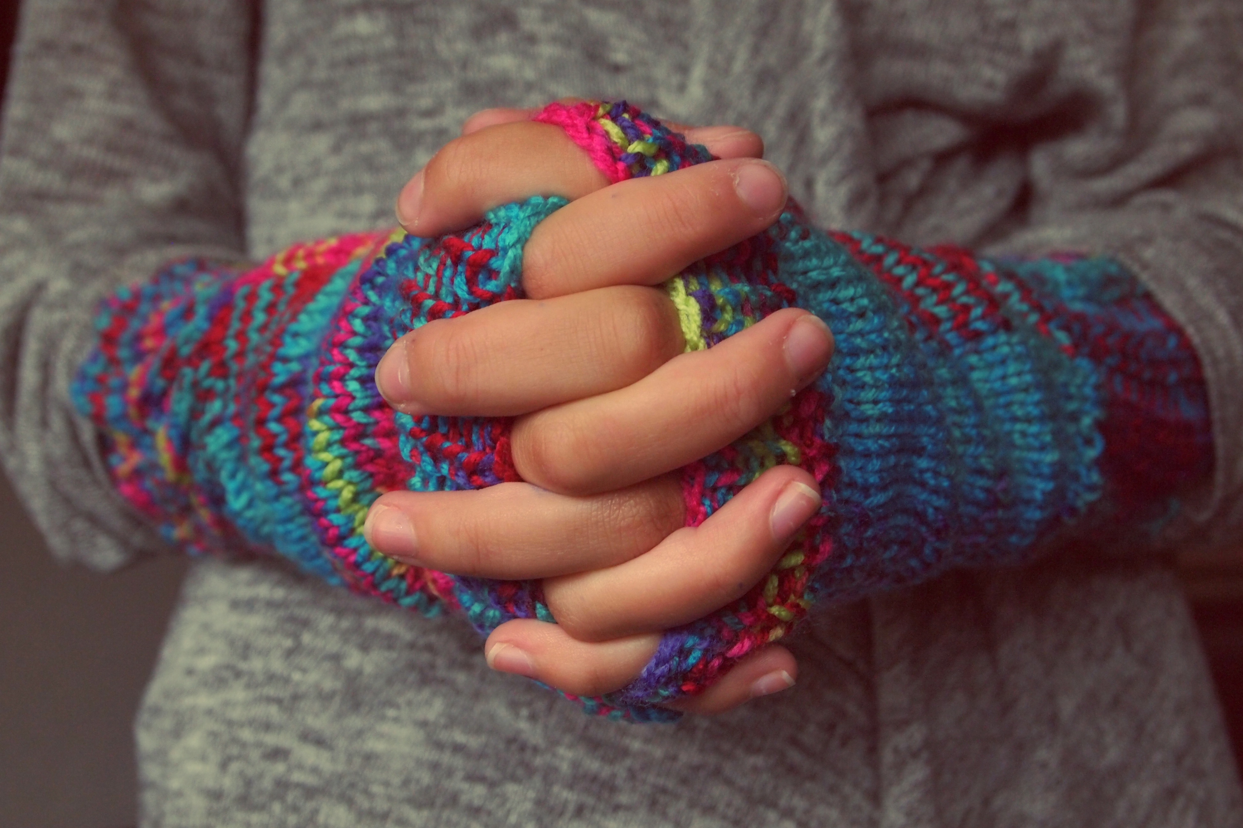 Обои узор, руки, пальцы, вязание, митенки, pattern, hands, fingers, knitting, mitts разрешение 4032x2688 Загрузить
