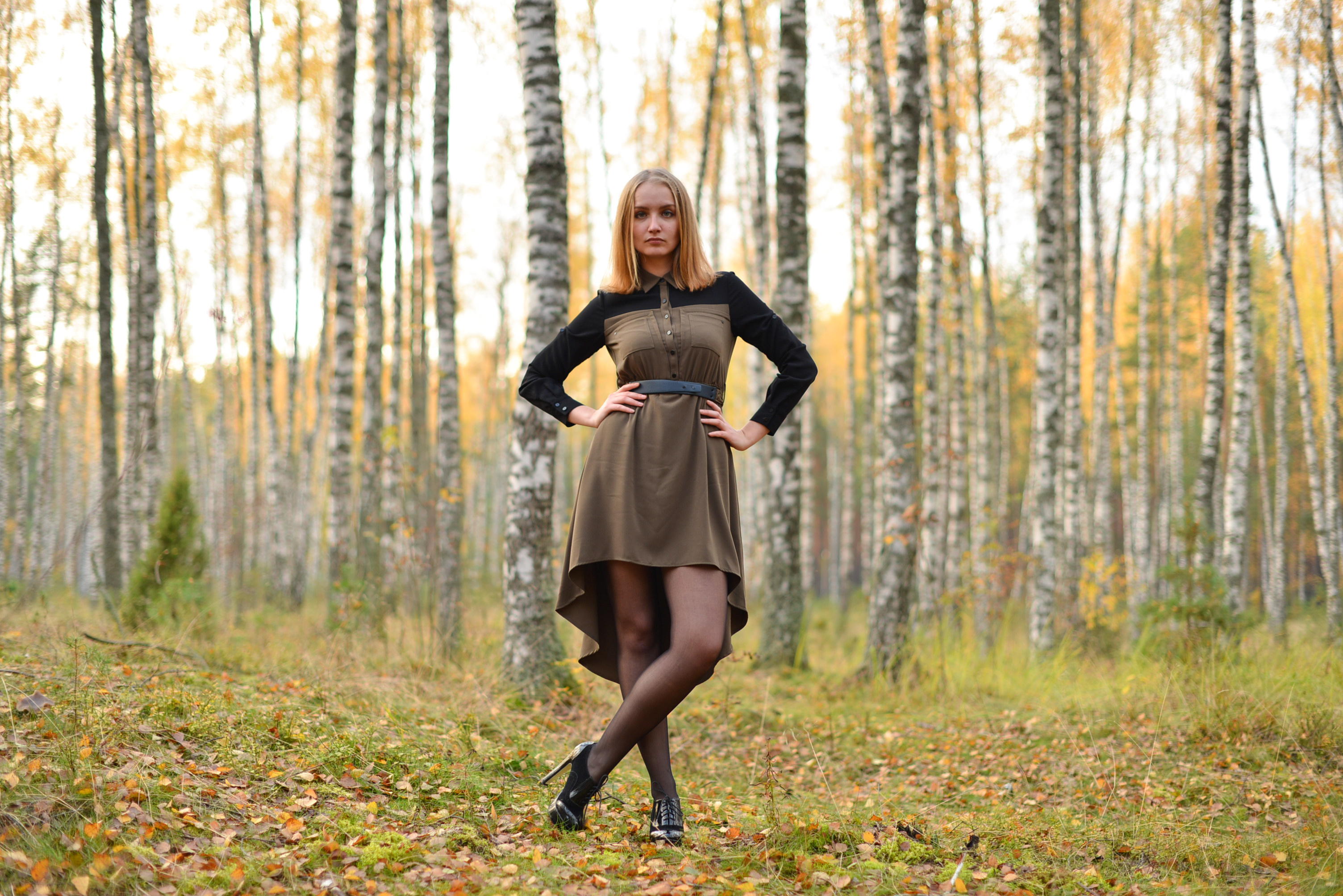 Полненькую в лесу. Фотосессия в лесу. Осенние платья. Фотосессия в лесу в платье. Осенние фотосессии на природе девушки в платьях.