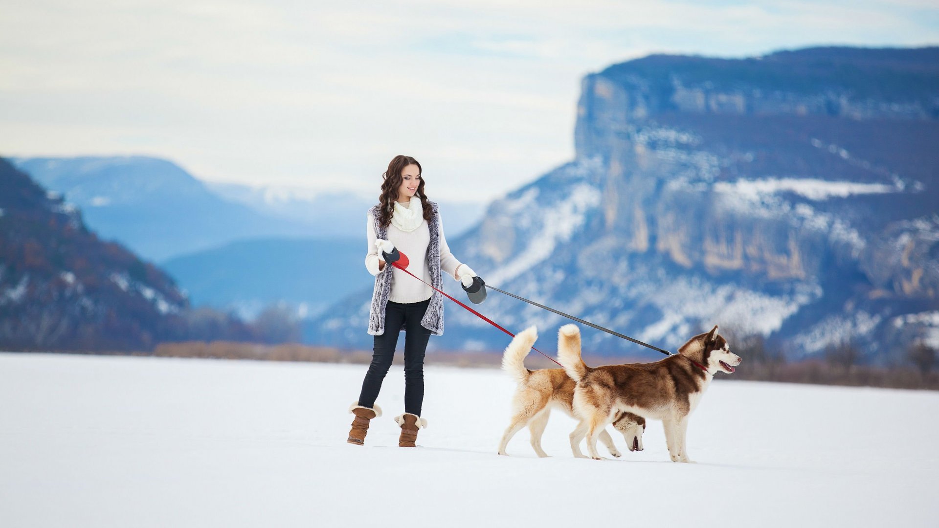 Обои горы, снег, зима, девушка, хаски, собаки, сибирский хаски, mountains, snow, winter, girl, husky, dogs, siberian husky разрешение 1920x1080 Загрузить