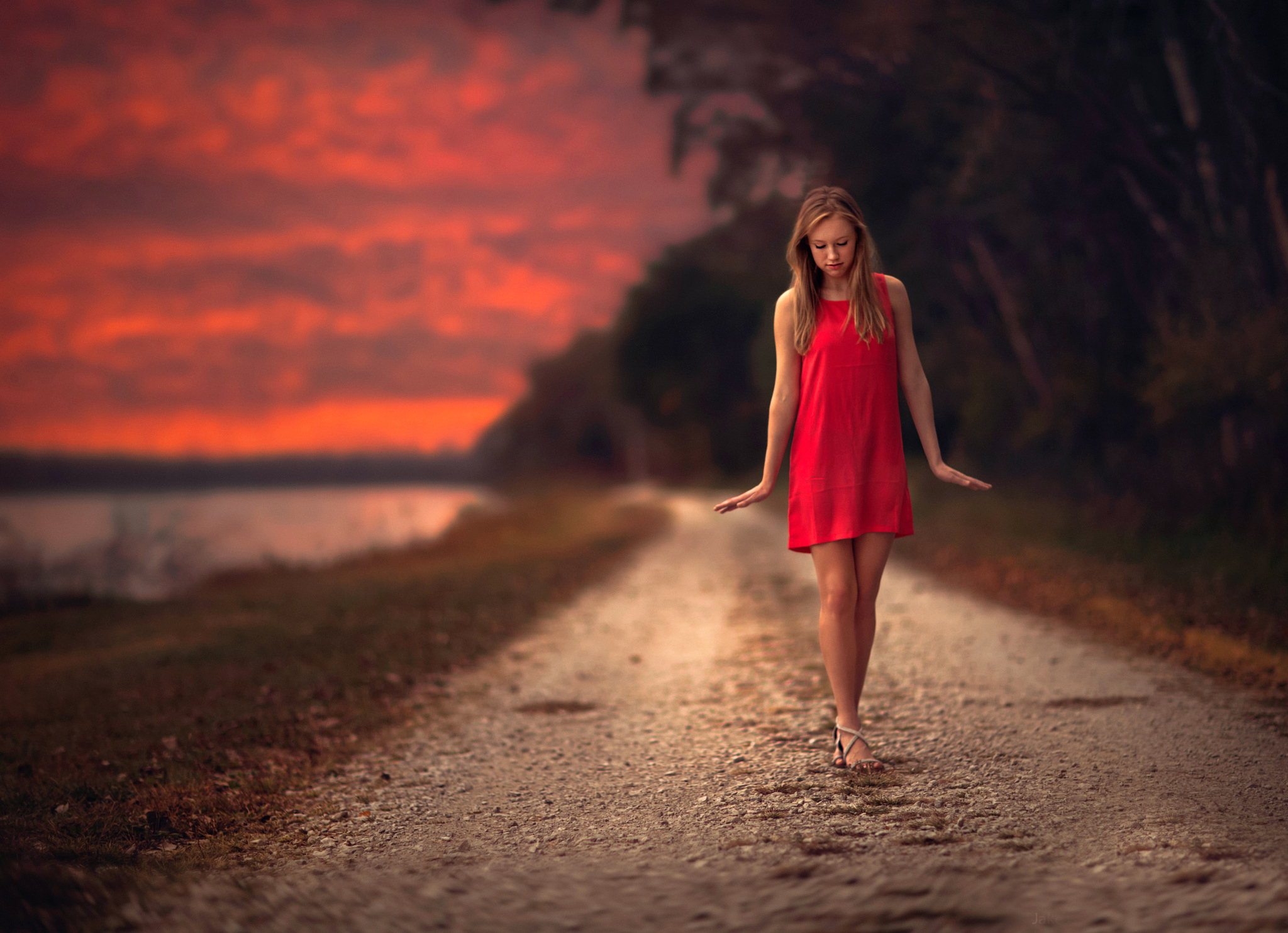 Обои дорога, закат, девушка, фон, блондинка, модель, красное платье, road, sunset, girl, background, blonde, model, red dress разрешение 2048x1484 Загрузить