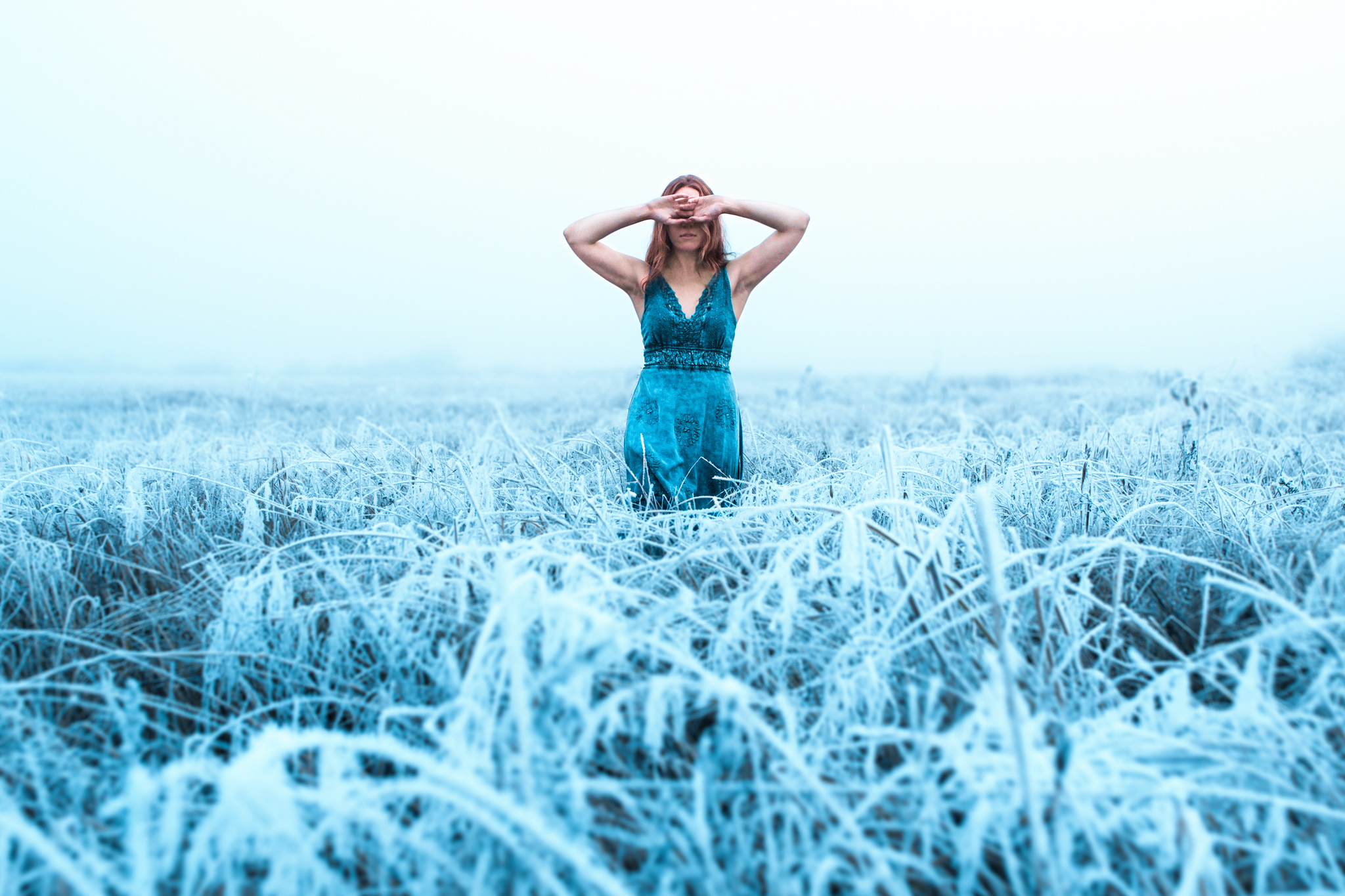 Идешь зимой по полю тишина. Девушка в голубом поле. Фотосессия в зимнем поле. Фотосессия в поле зимой. Фотосессия в голубом поле.
