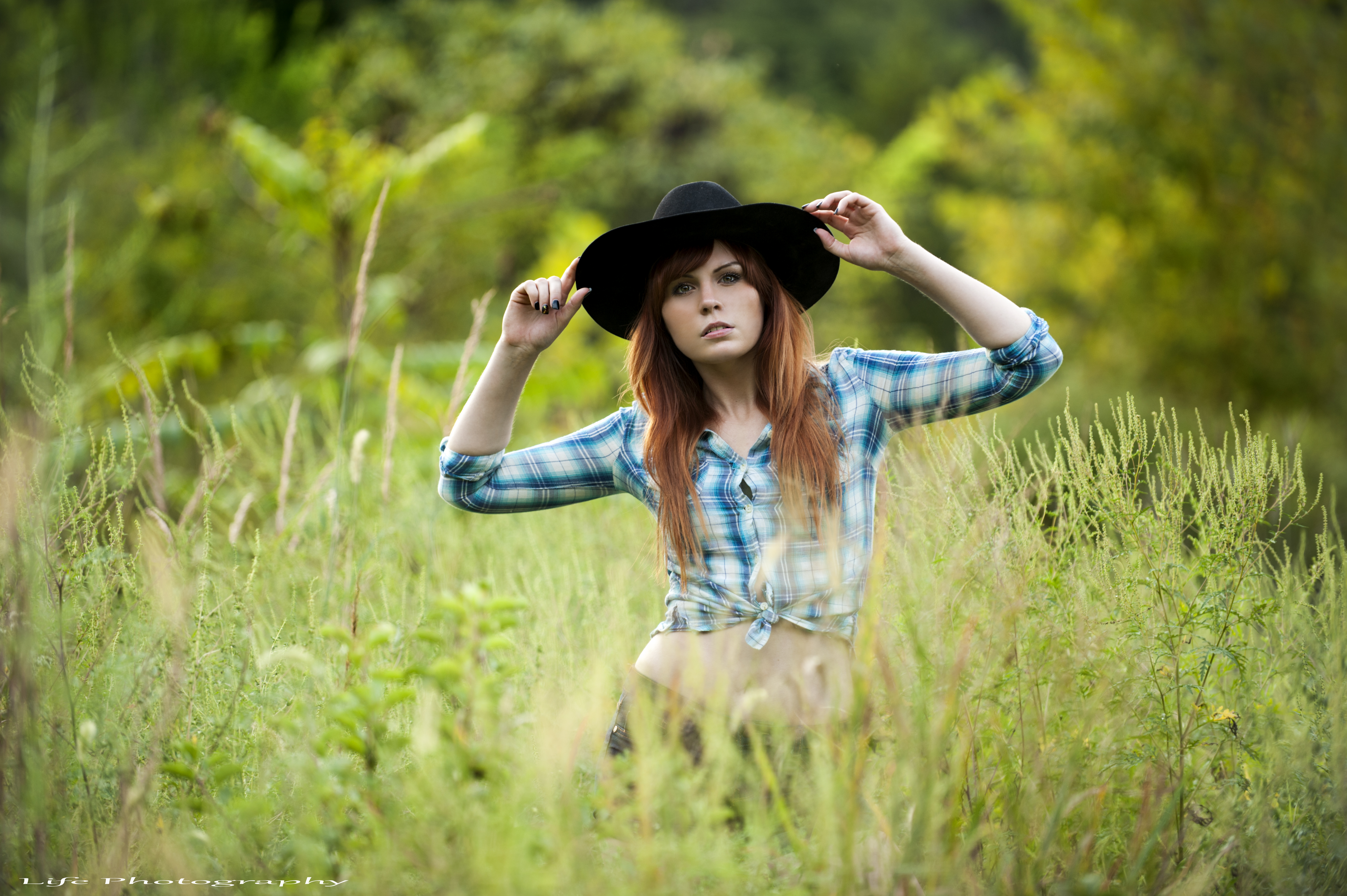 Обои трава, девушка, взгляд, лицо, шляпа, рубашка, рыжеволосая, grass, girl, look, face, hat, shirt, redhead разрешение 6144x4088 Загрузить