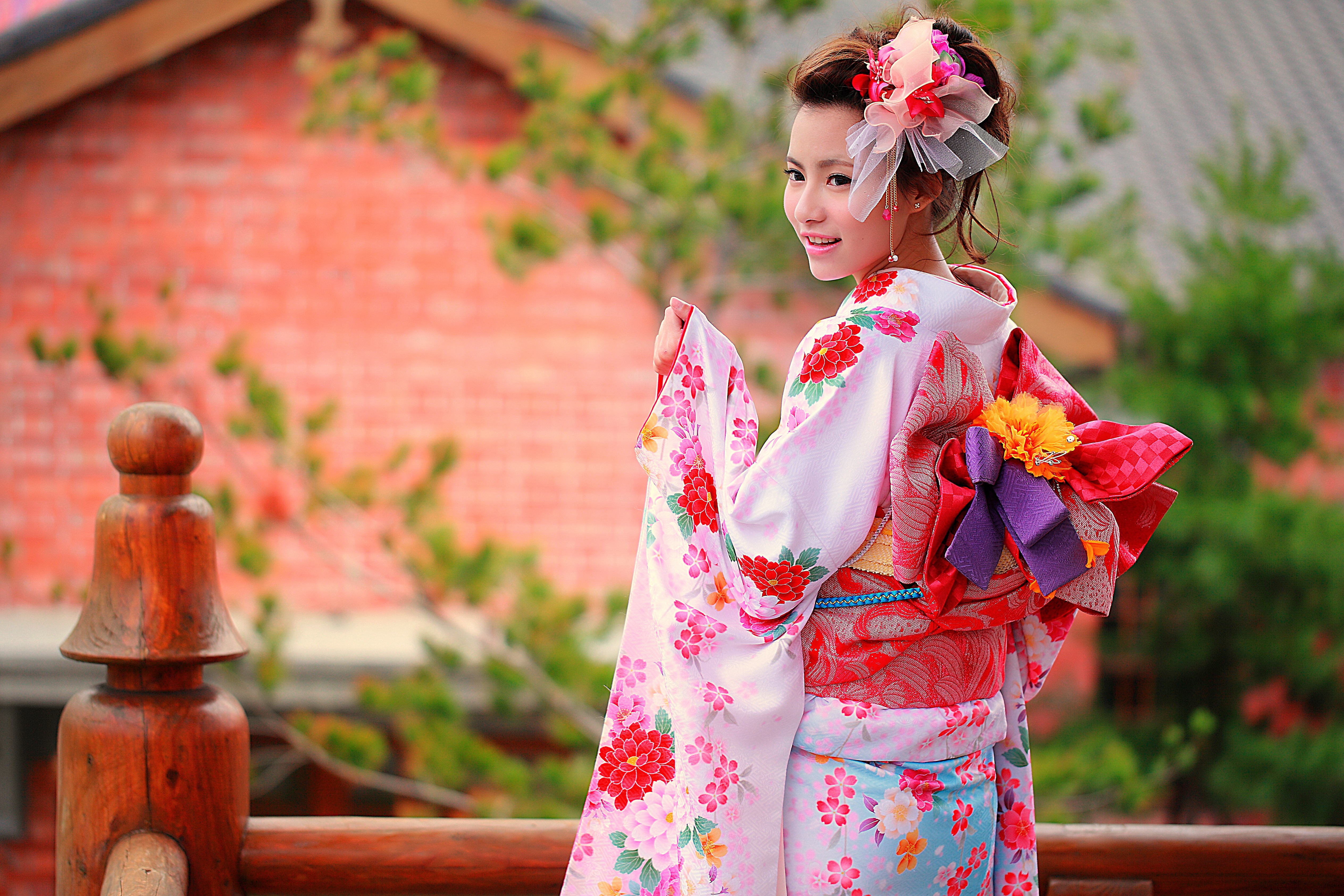 Японское кимоно. Япония народ кимоно. Японка в кимоно. Женское кимоно Япония. Японские девушки в национальных костюмах.