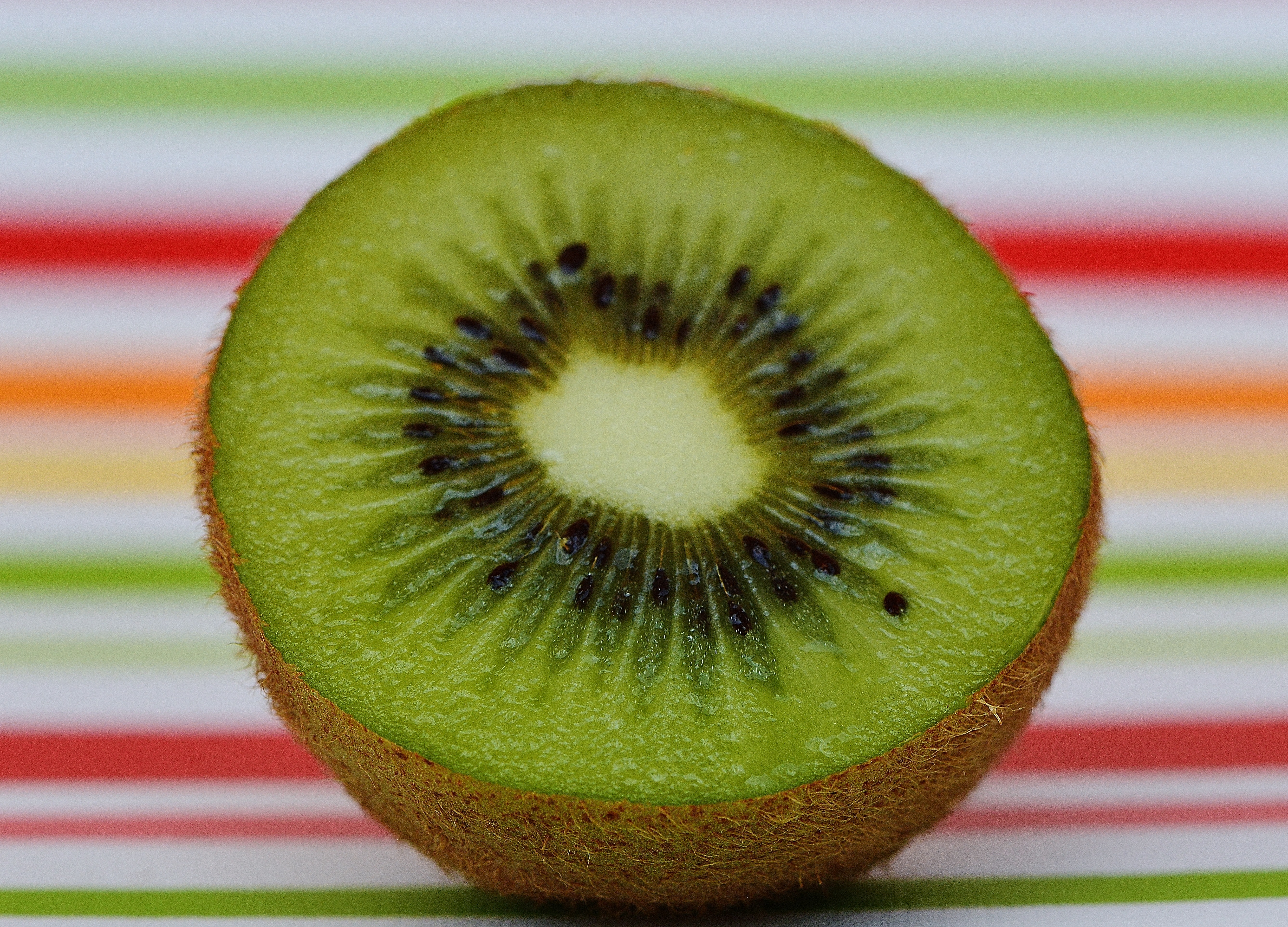 Обои фрукт, киви, крупным планом, половинка, fruit, kiwi, closeup, half разрешение 5350x3852 Загрузить