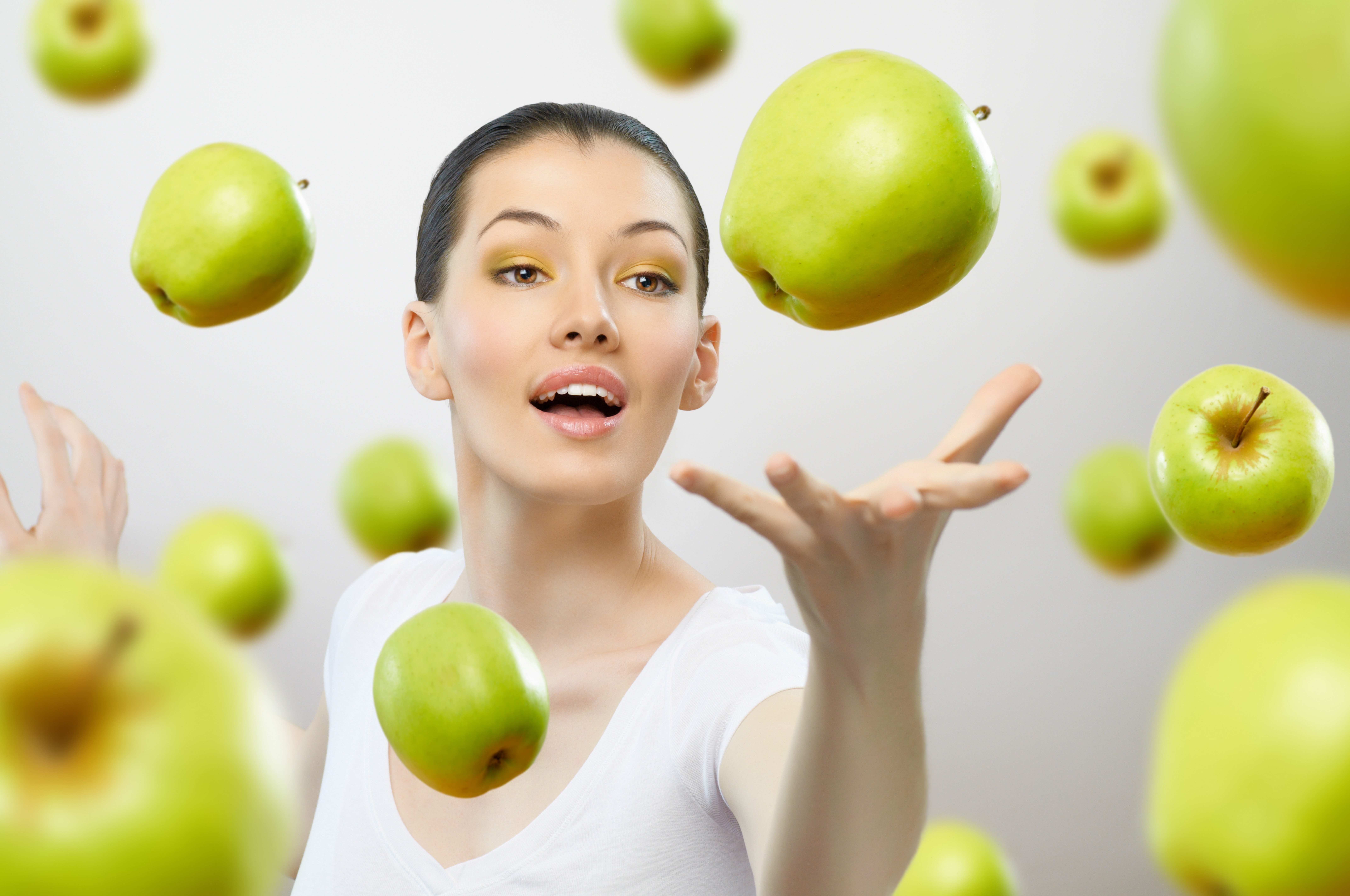 Fruit girl. Девушка с яблоком. Женщина с фруктами. Фотосессия с фруктами. Красивая здоровая женщина.