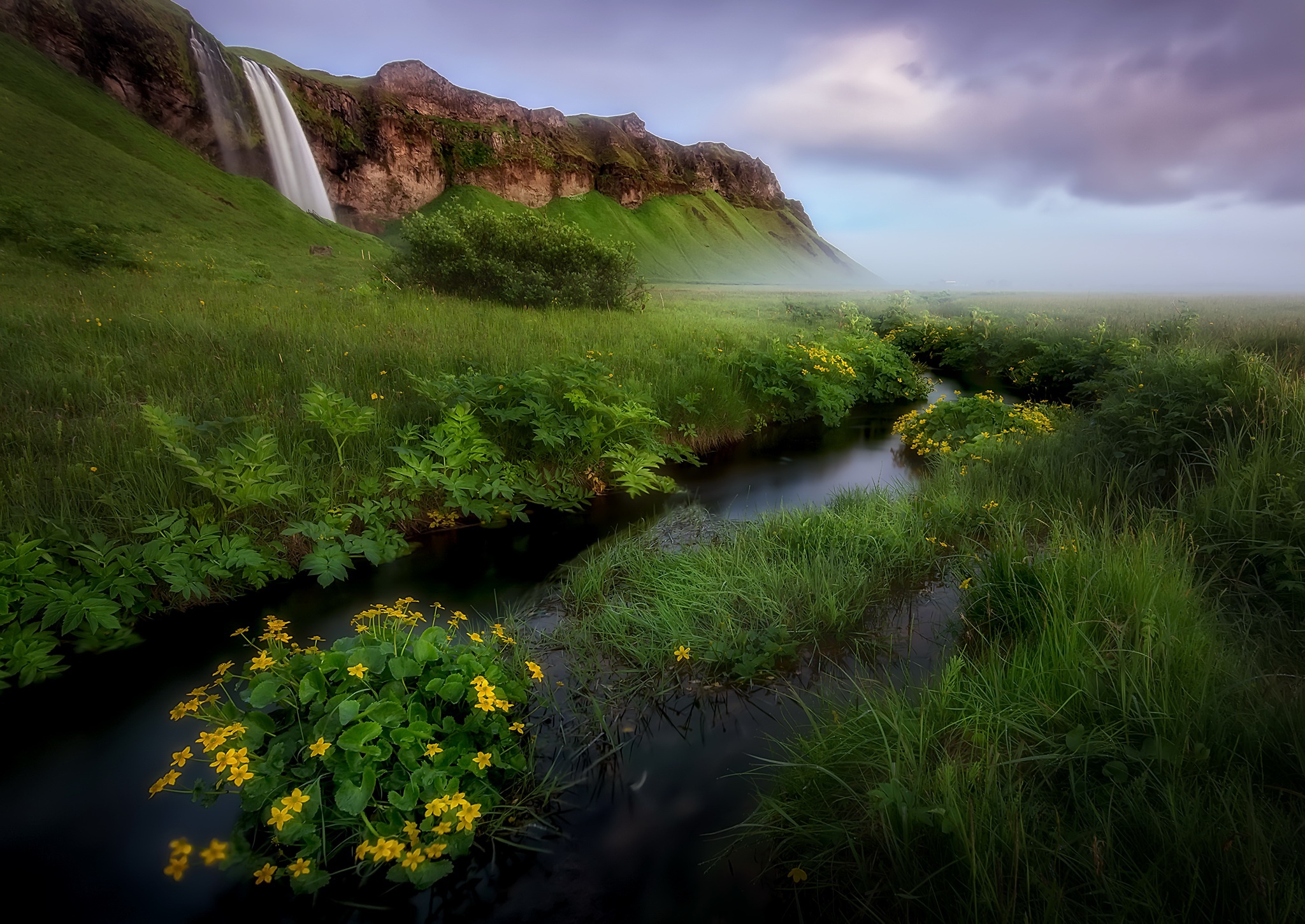 Обои небо, водопад, цветы, трава, облака, река, природа, пейзаж, гора, the sky, waterfall, flowers, grass, clouds, river, nature, landscape, mountain разрешение 2048x1450 Загрузить