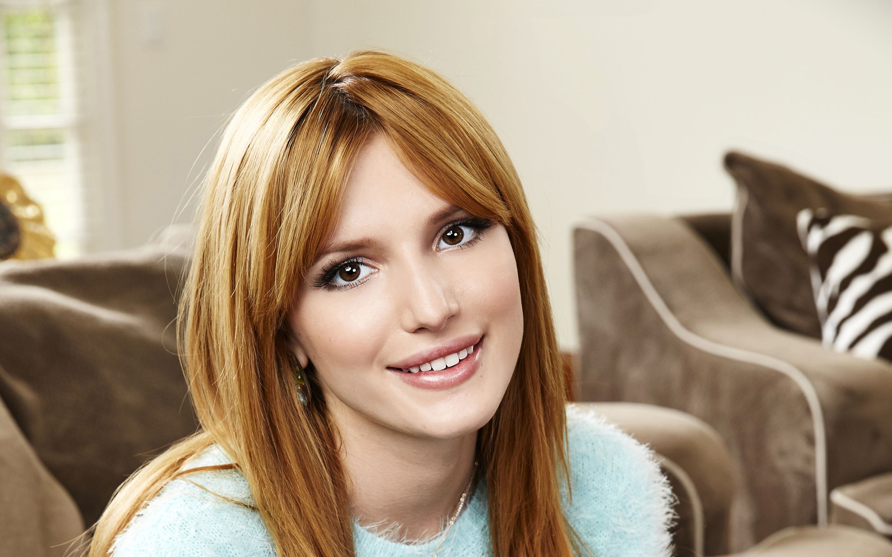 Обои девушка, фон, улыбка, лицо, свитер, белла торн, girl, background, smile, face, sweater, bella thorne разрешение 2880x1800 Загрузить