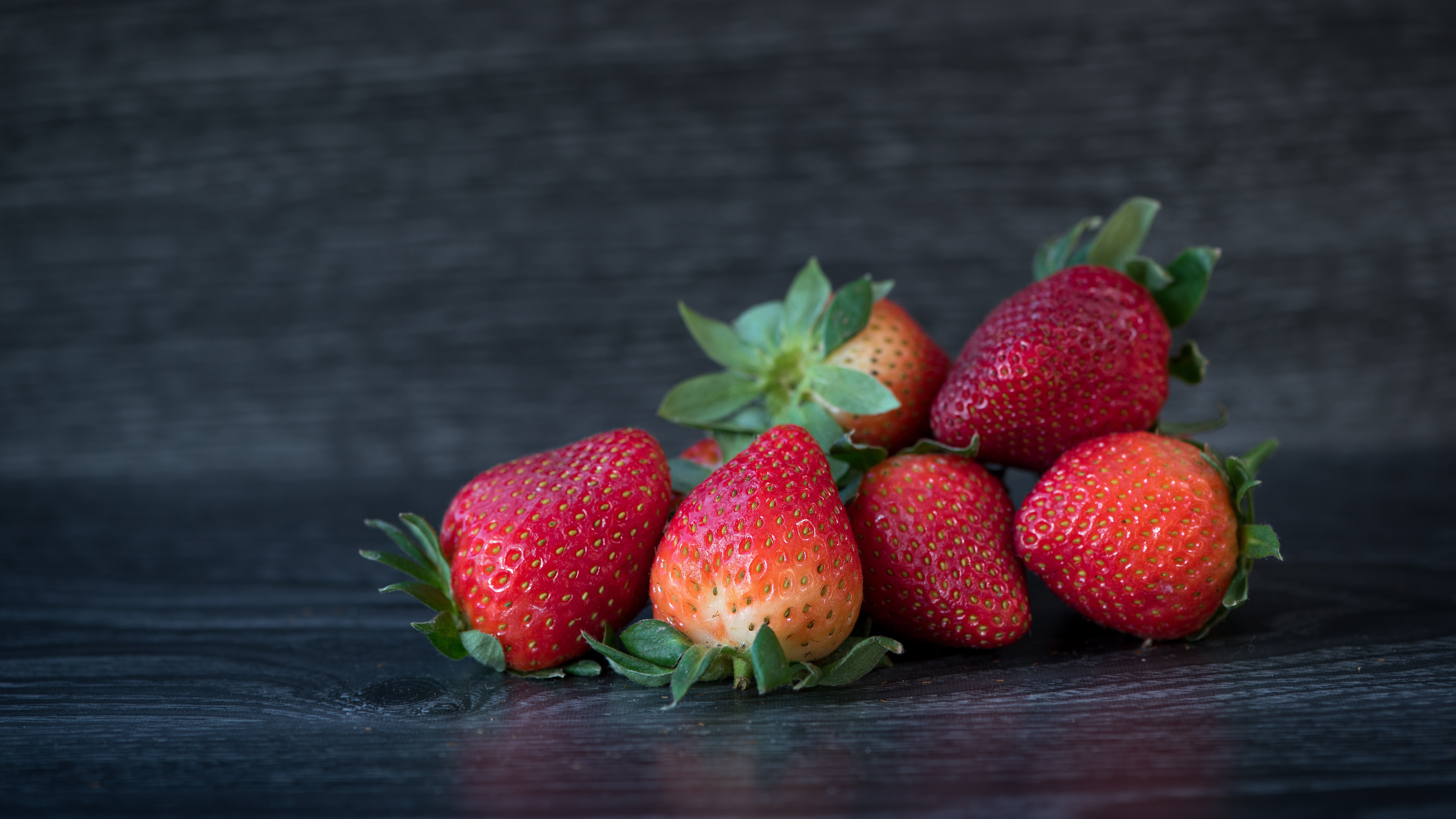 Обои фон, клубника, ягоды, деревянная поверхность, background, strawberry, berries, wooden surface разрешение 6016x3384 Загрузить