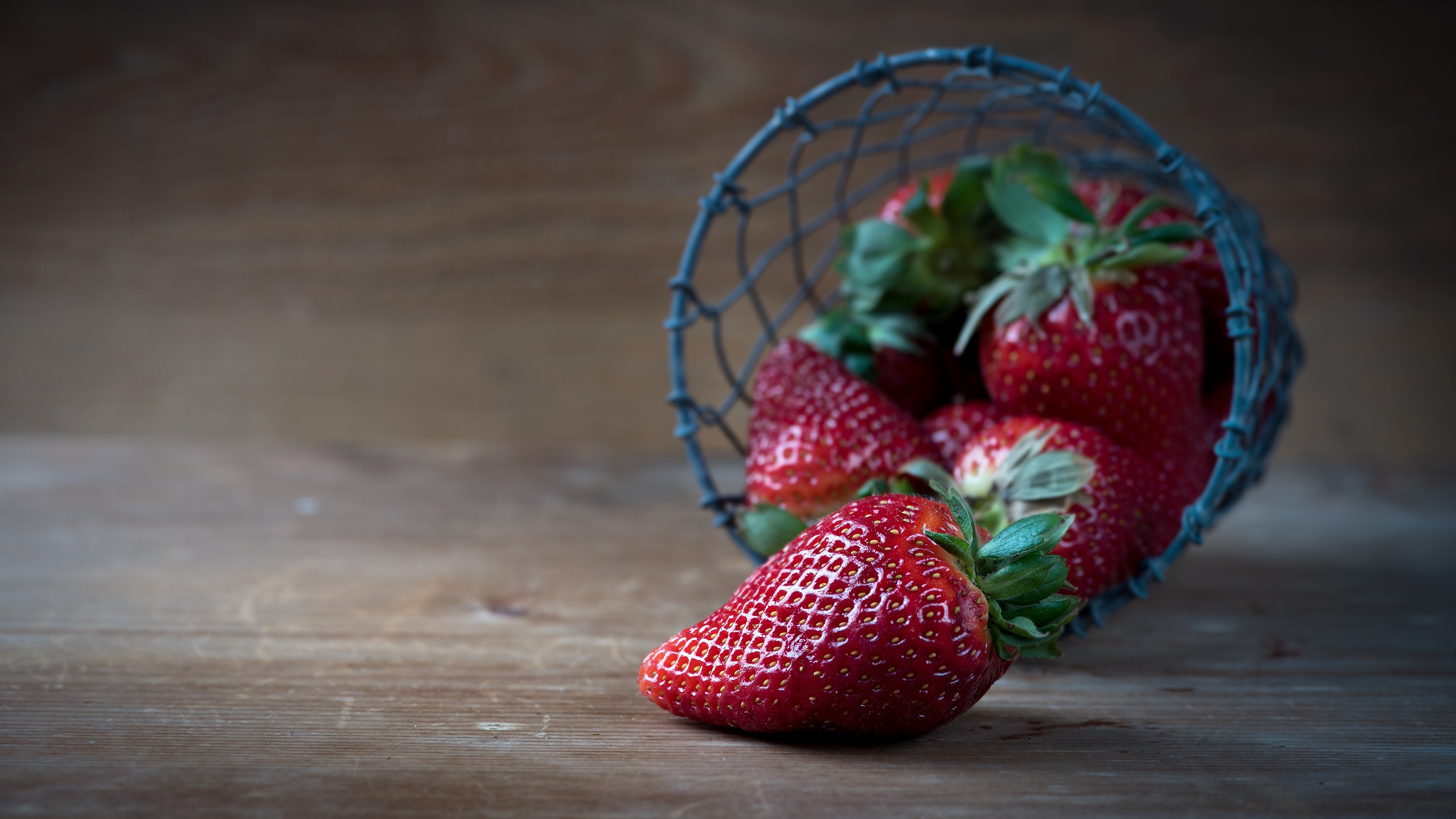 Обои фон, клубника, доски, ягоды, корзинка, background, strawberry, board, berries, basket разрешение 3000x1687 Загрузить