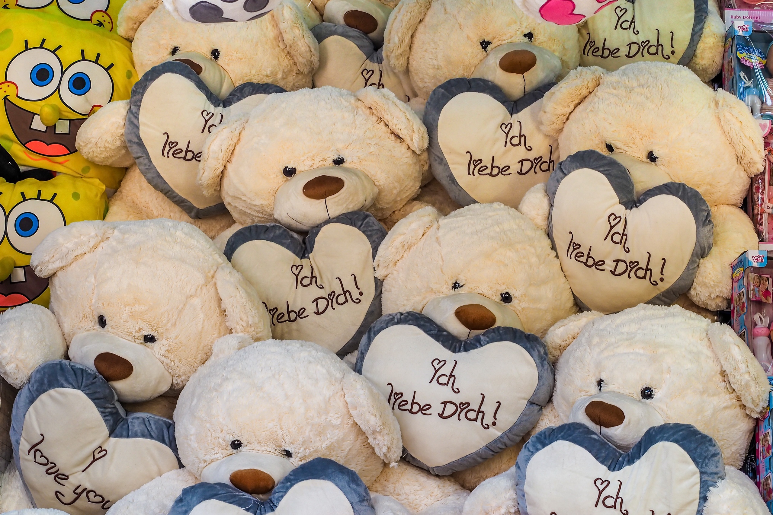 Обои фон, мишки, игрушки, сердечки, медведи, губка боб, плюшевый медведь, background, bears, toys, hearts, spongebob, teddy bear разрешение 2560x1707 Загрузить