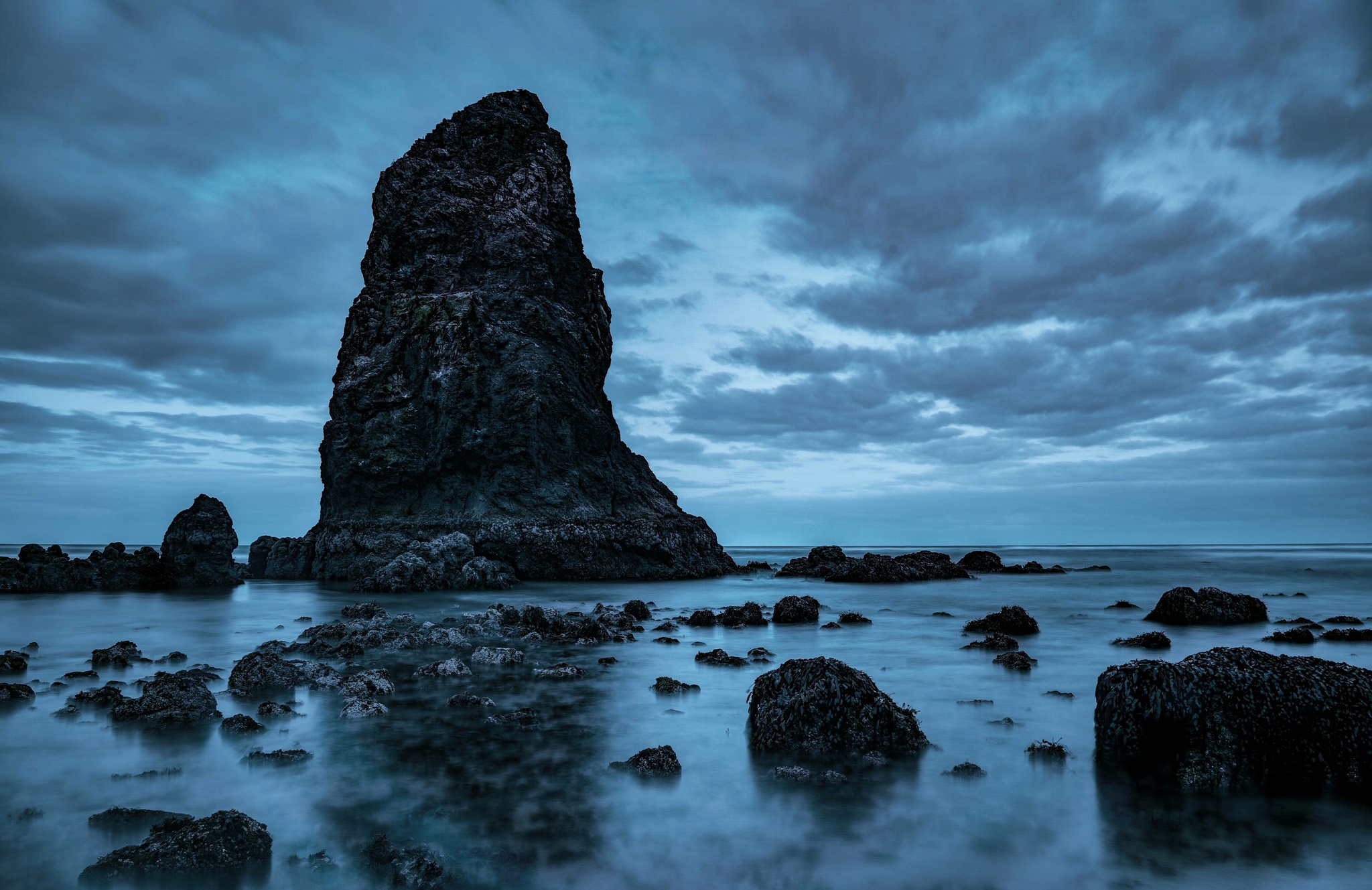 Обои небо, облака, камни, море, скала, сша, орегон, кэннон бич, the sky, clouds, stones, sea, rock, usa, oregon, cannon beach разрешение 2048x1329 Загрузить