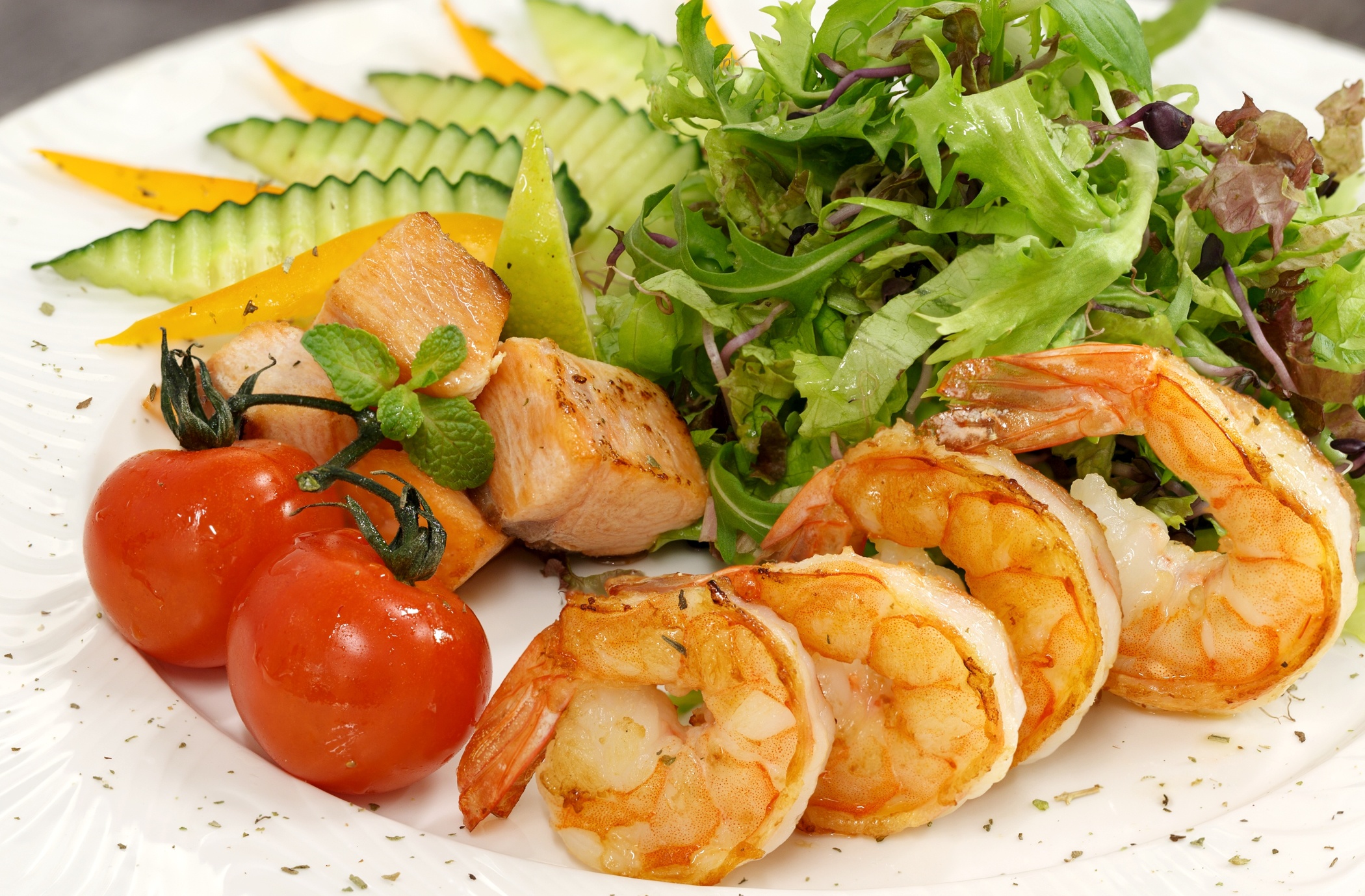Обои зелень, овощи, салат, морепродукты, креветки, greens, vegetables, salad, seafood, shrimp разрешение 2100x1379 Загрузить