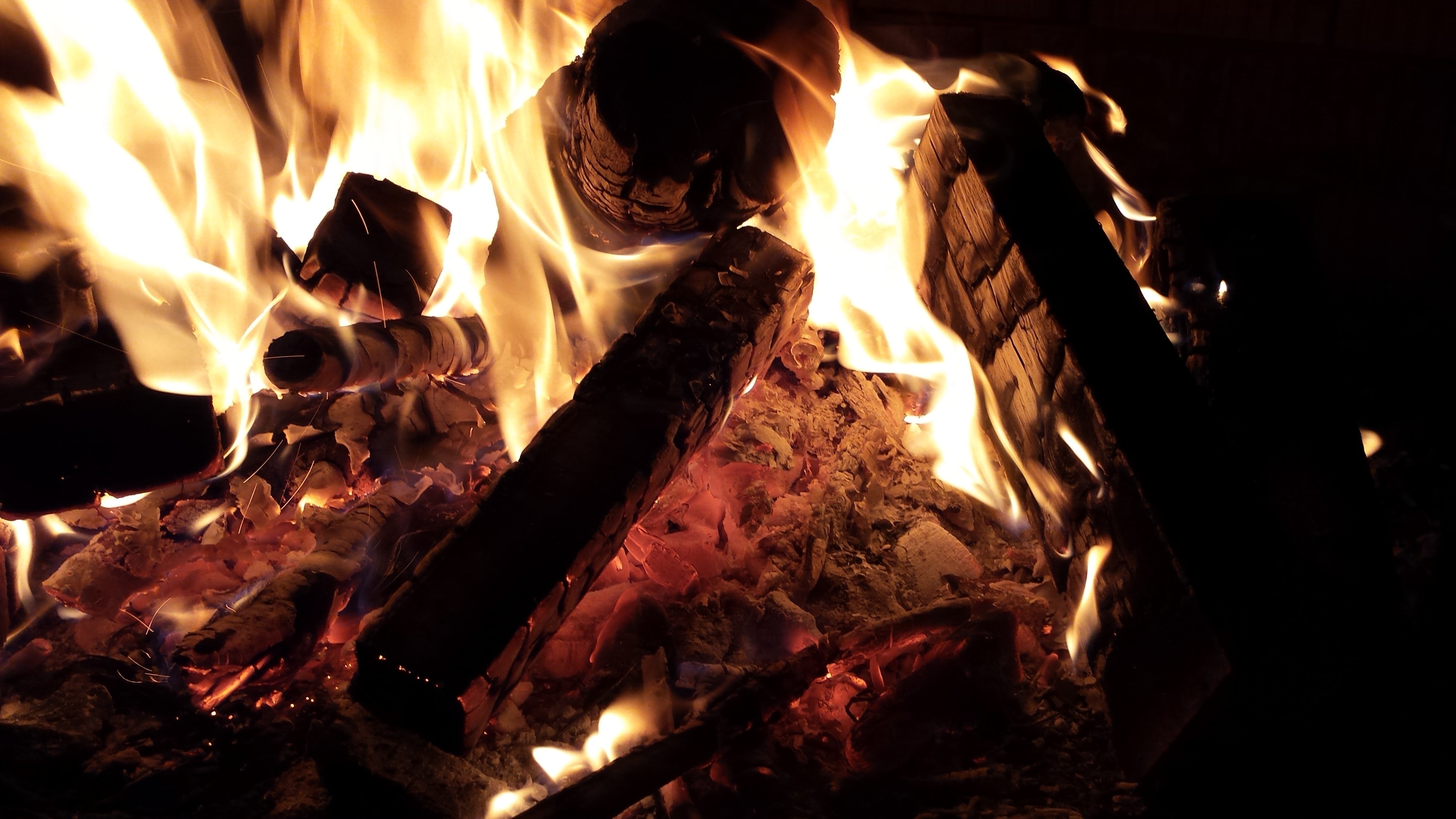 Обои пламя, огонь, угли, темнота, костёр, дрова, flame, fire, coal, darkness, the fire, wood разрешение 3264x1836 Загрузить