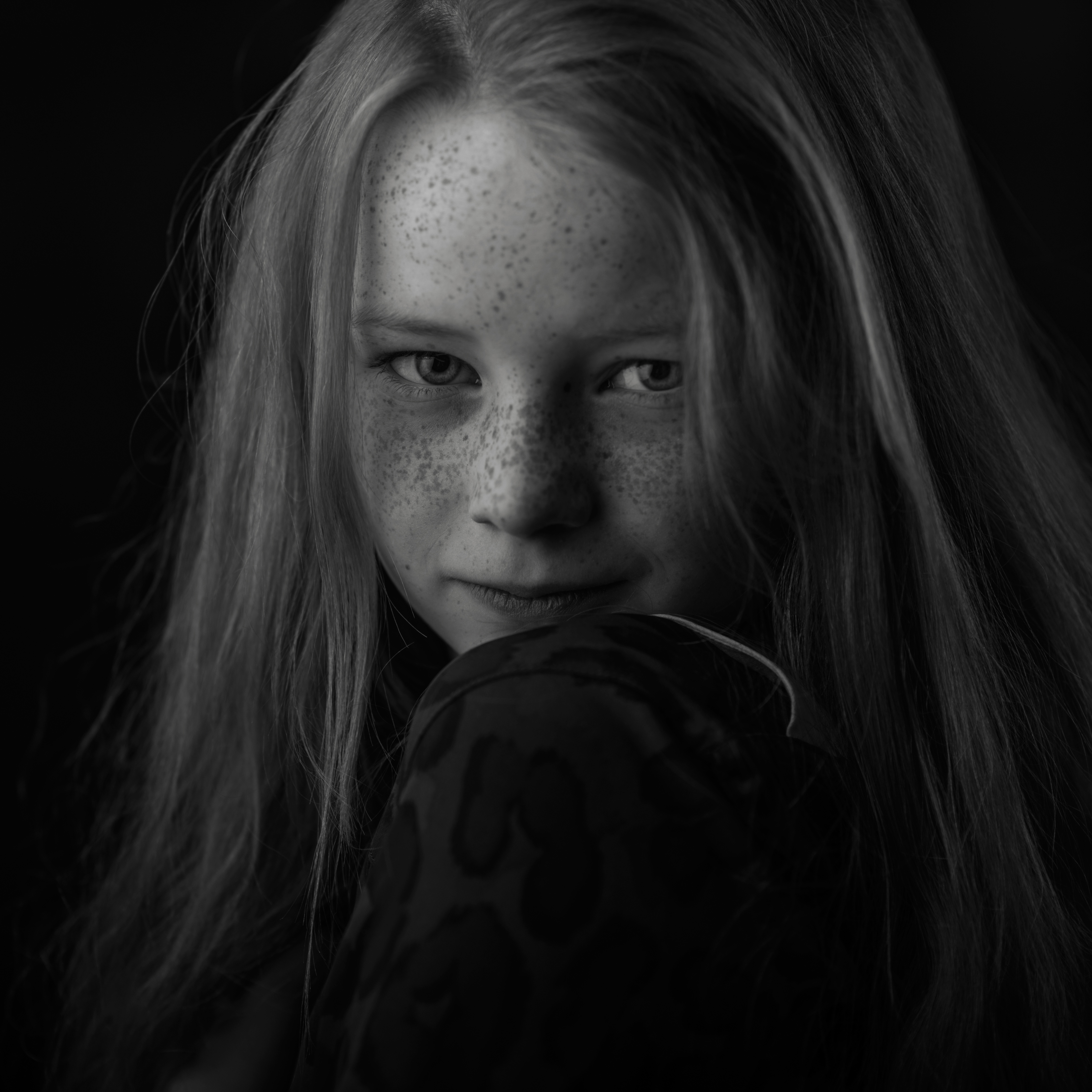 Обои портрет, чёрно-белое, девочка, лицо, веснушки, portrait, black and white, girl, face, freckles разрешение 4899x4899 Загрузить