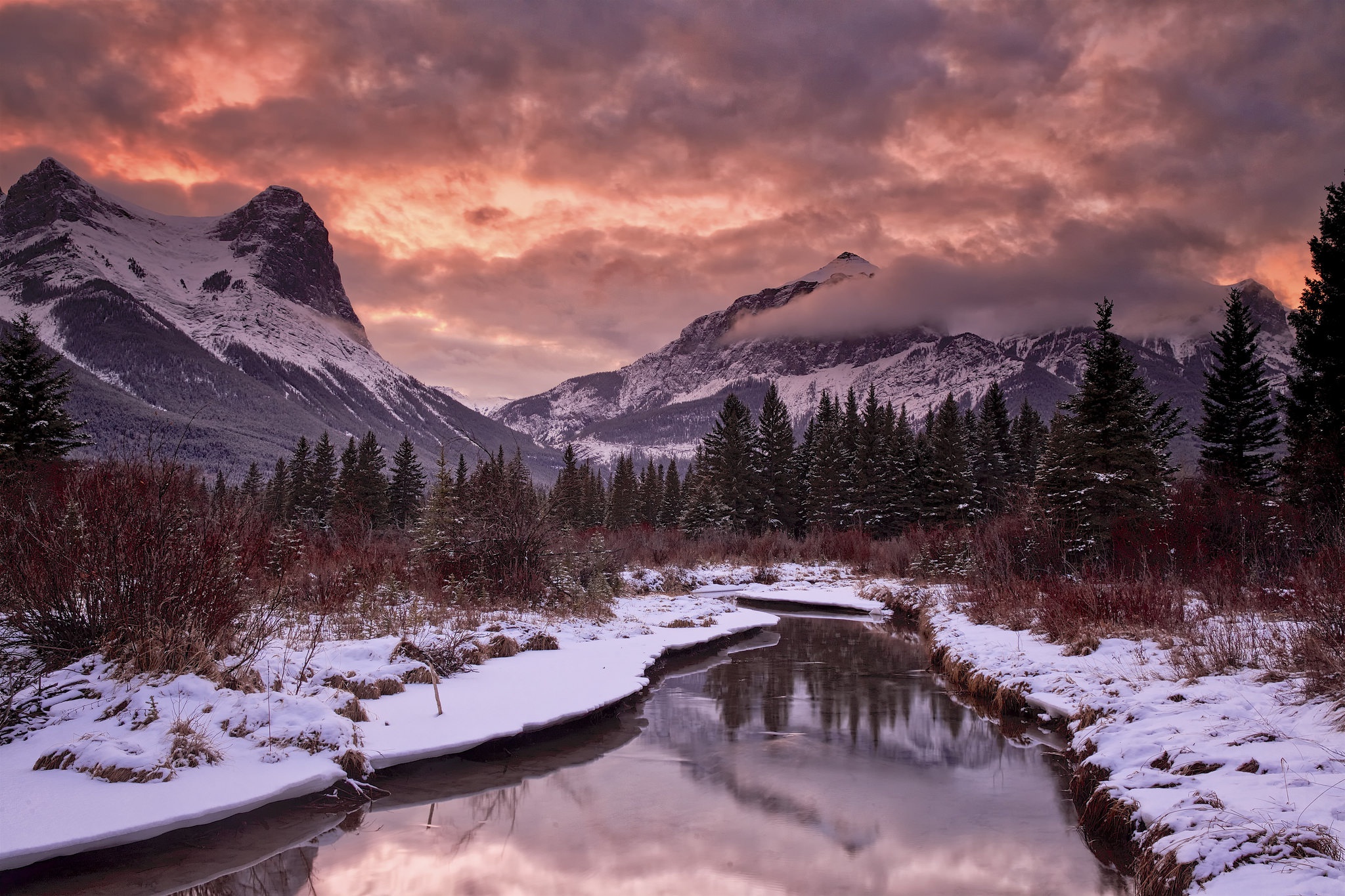 Обои облака, река, горы, снег, закат, clouds, river, mountains, snow, sunset разрешение 2048x1365 Загрузить