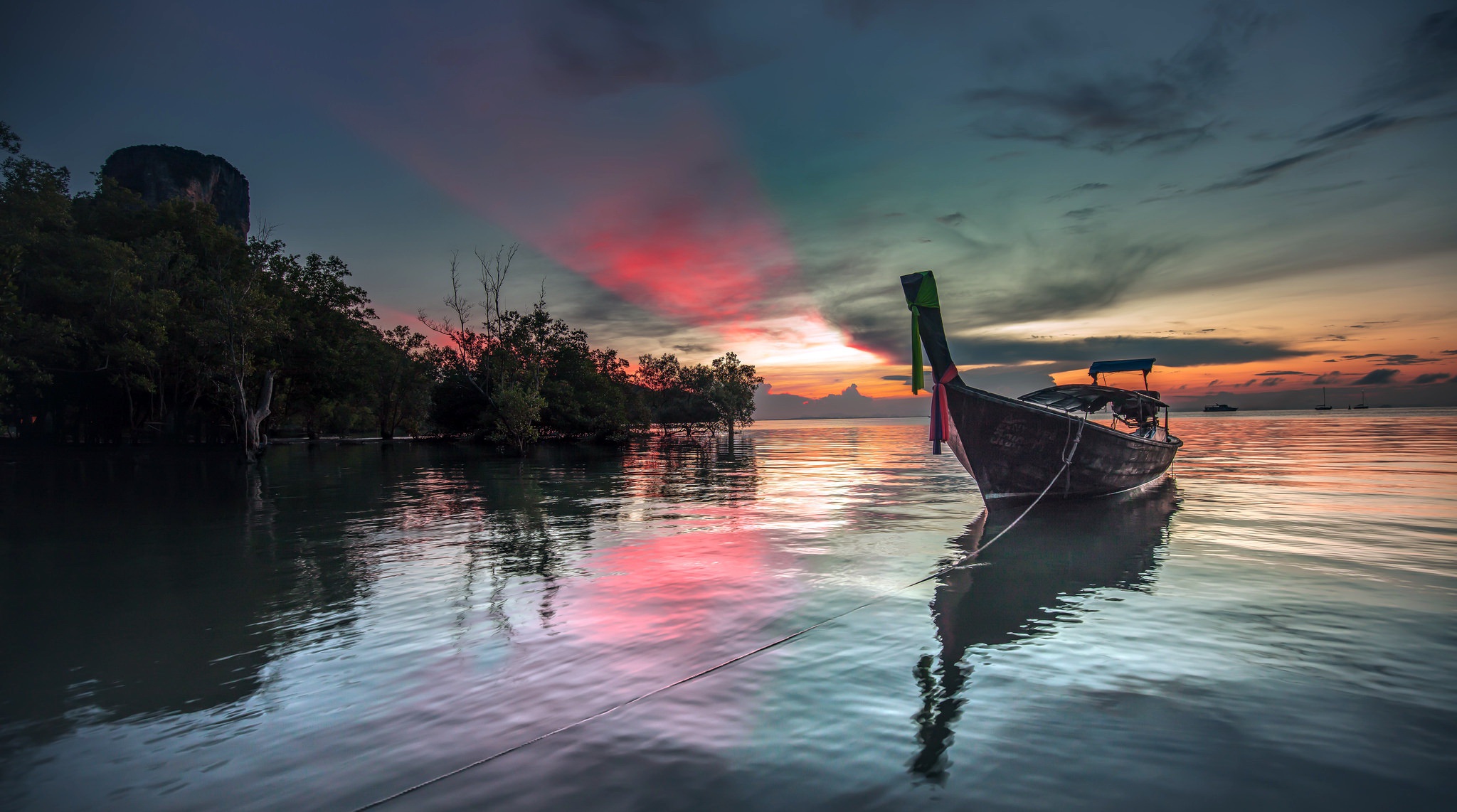 Обои небо, облака, деревья, закат, море, лодка, the sky, clouds, trees, sunset, sea, boat разрешение 2048x1142 Загрузить