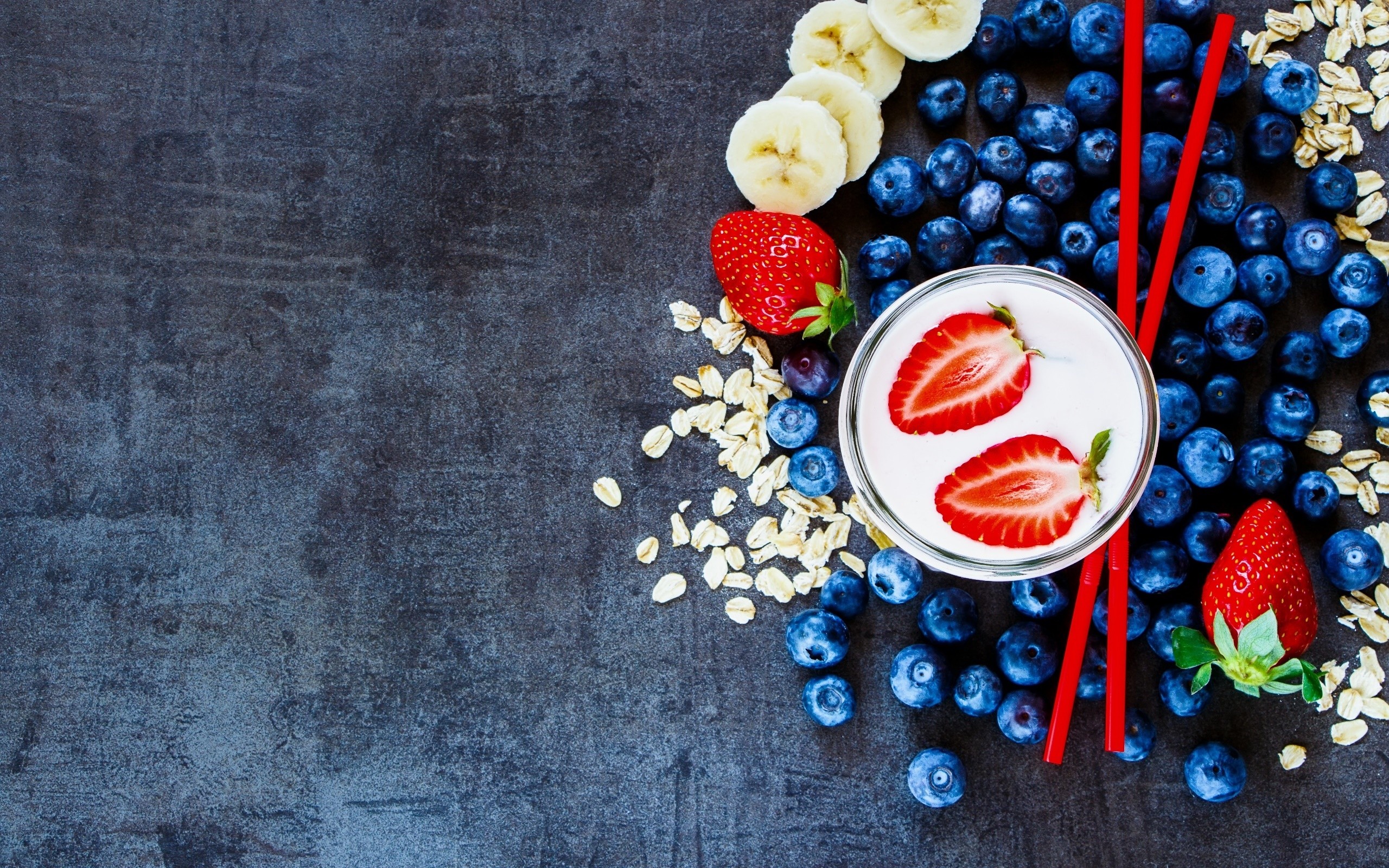 Обои клубника, коктейль, черника, завтрак, банан, йогурт, овсянка, strawberry, cocktail, blueberries, breakfast, banana, yogurt, oatmeal разрешение 2560x1600 Загрузить