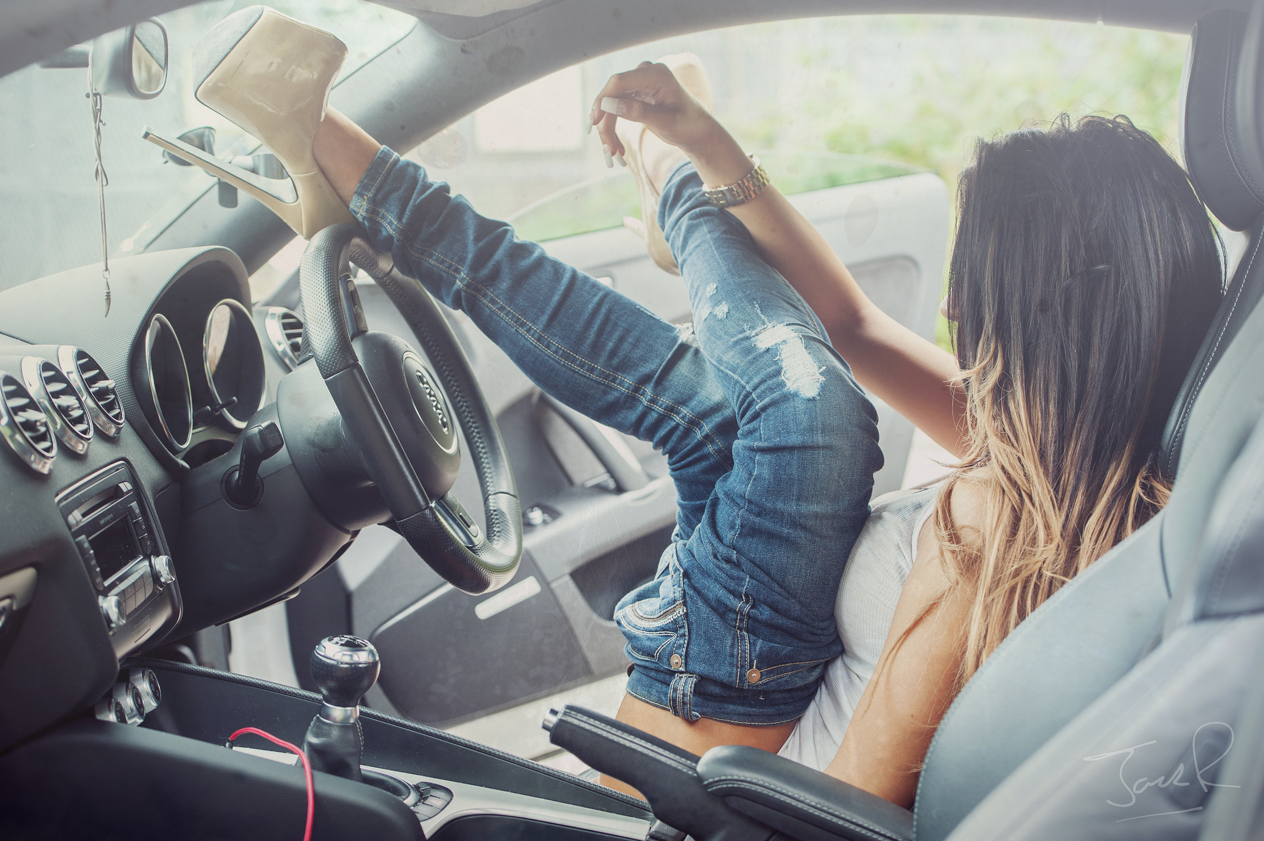 Обои машина, авто, джинсы, ноги, каблуки, туфли, джина беннетт, machine, auto, jeans, feet, heels, shoes, gina bennett разрешение 2574x1713 Загрузить