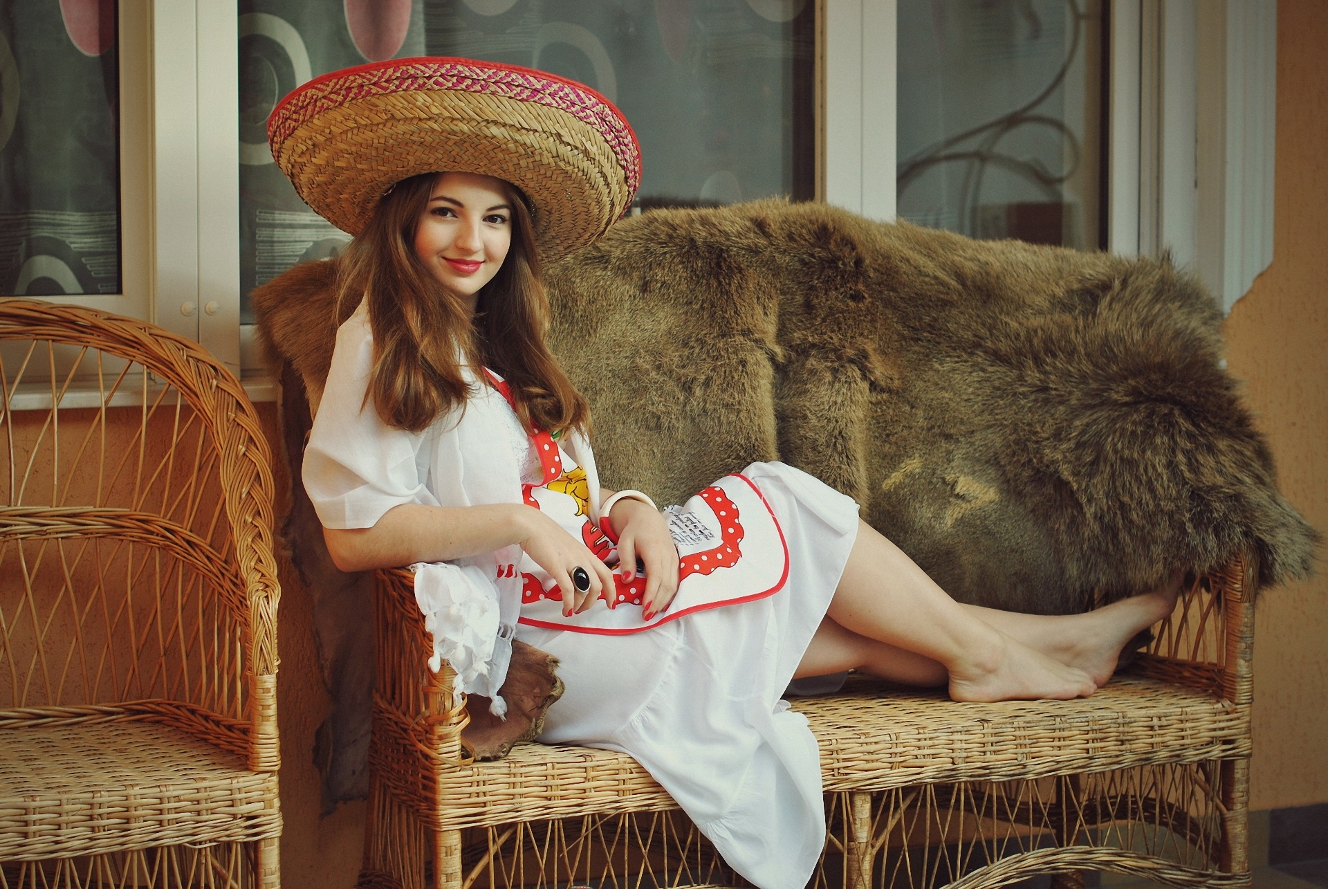 Обои девушка, платье, улыбка, шкура, диван, шляпа, сомбреро, girl, dress, smile, skin, sofa, hat, sombrero разрешение 1920x1285 Загрузить