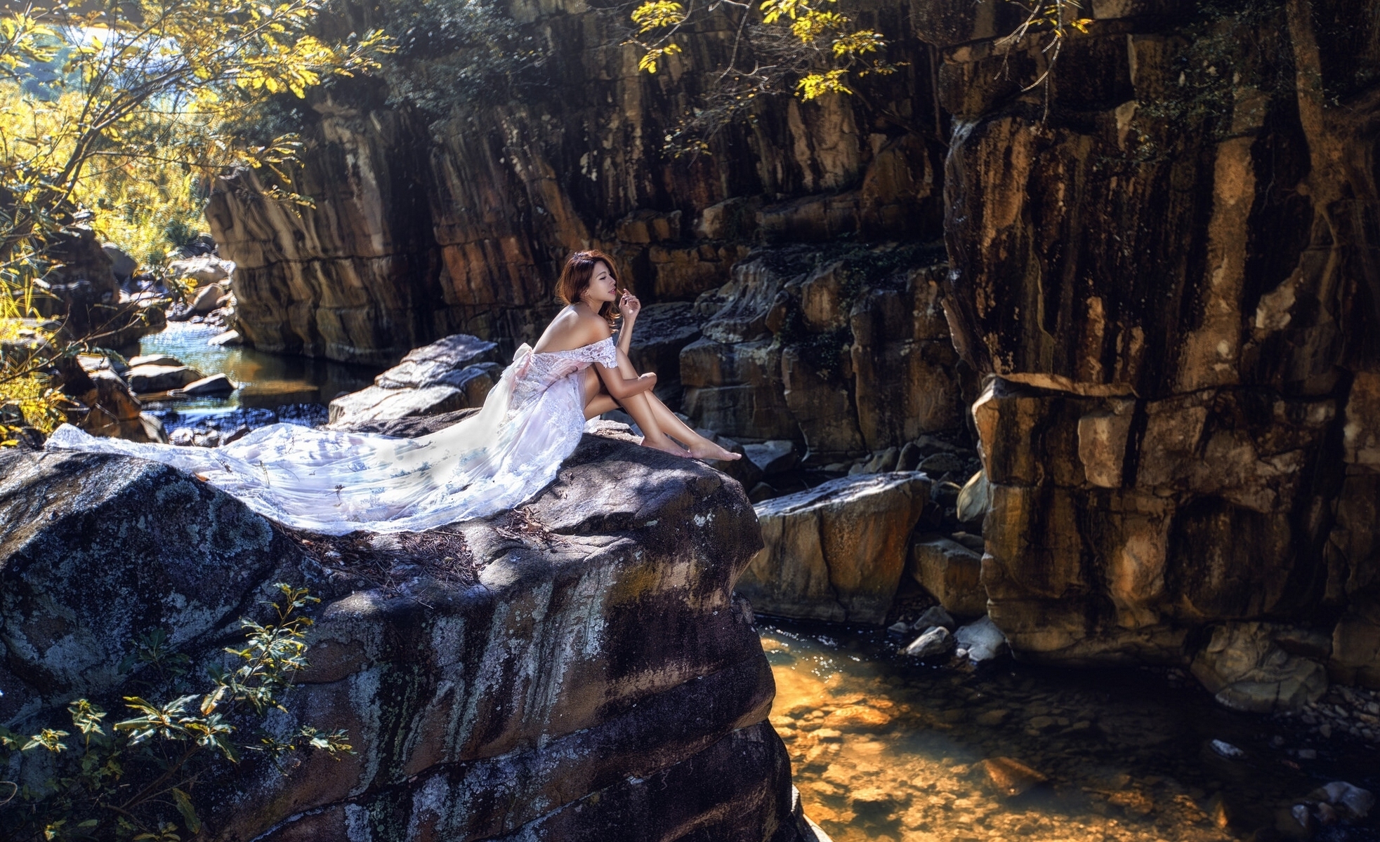 Фото с водопадом и девушкой