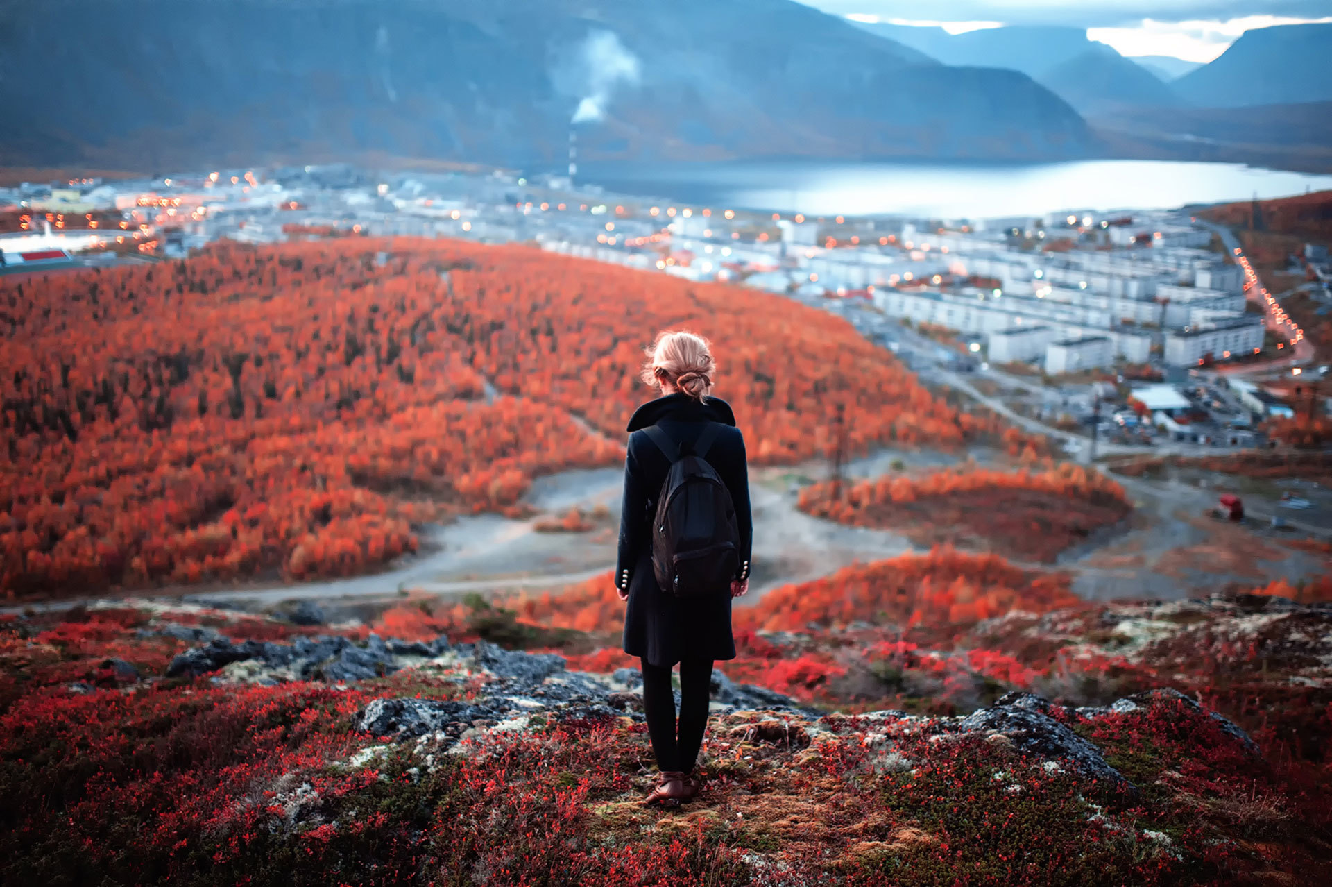 Жизнь в другом месте. Марат Сафин фотограф Миасс. Девушка в горах осенью. Фото природа люди. Осень девушка горы.
