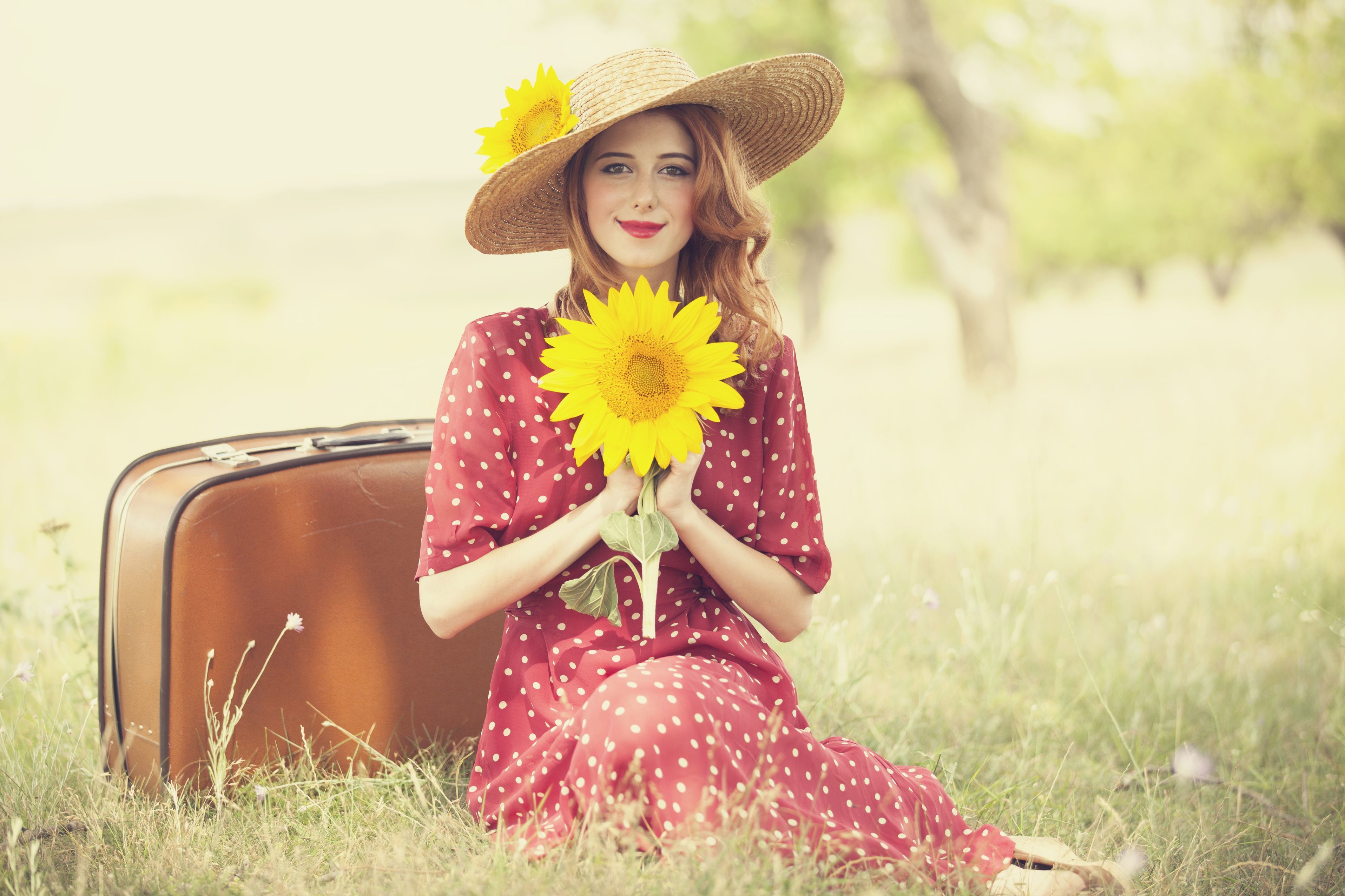 Обои природа, руки, девушка, шляпа, платье, чемодан, поза, улыбка, взгляд, рыжая, подсолнух, nature, hands, girl, hat, dress, suitcase, pose, smile, look, red, sunflower разрешение 3831x2554 Загрузить