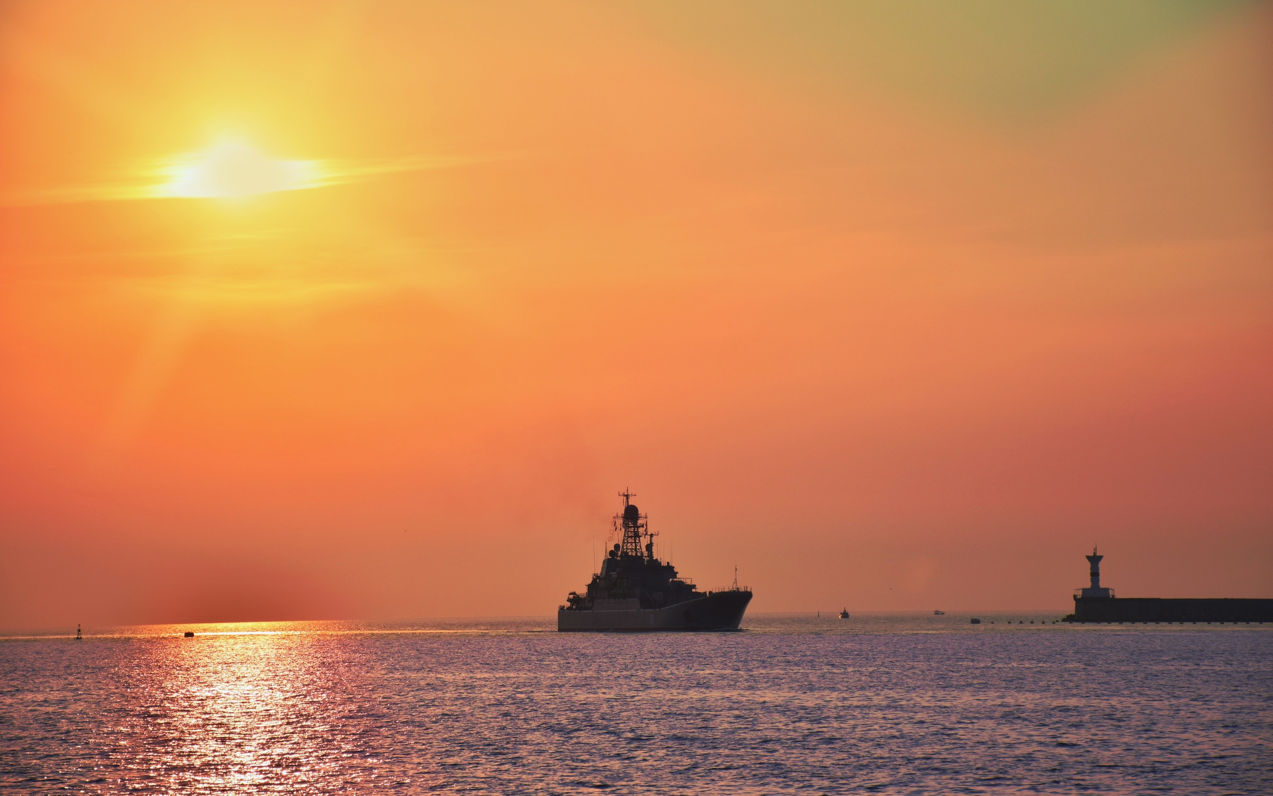 Санкт петербург черное море. Корабль на закате. Море закат корабль. Боевые корабли на закате. Корабль в море.