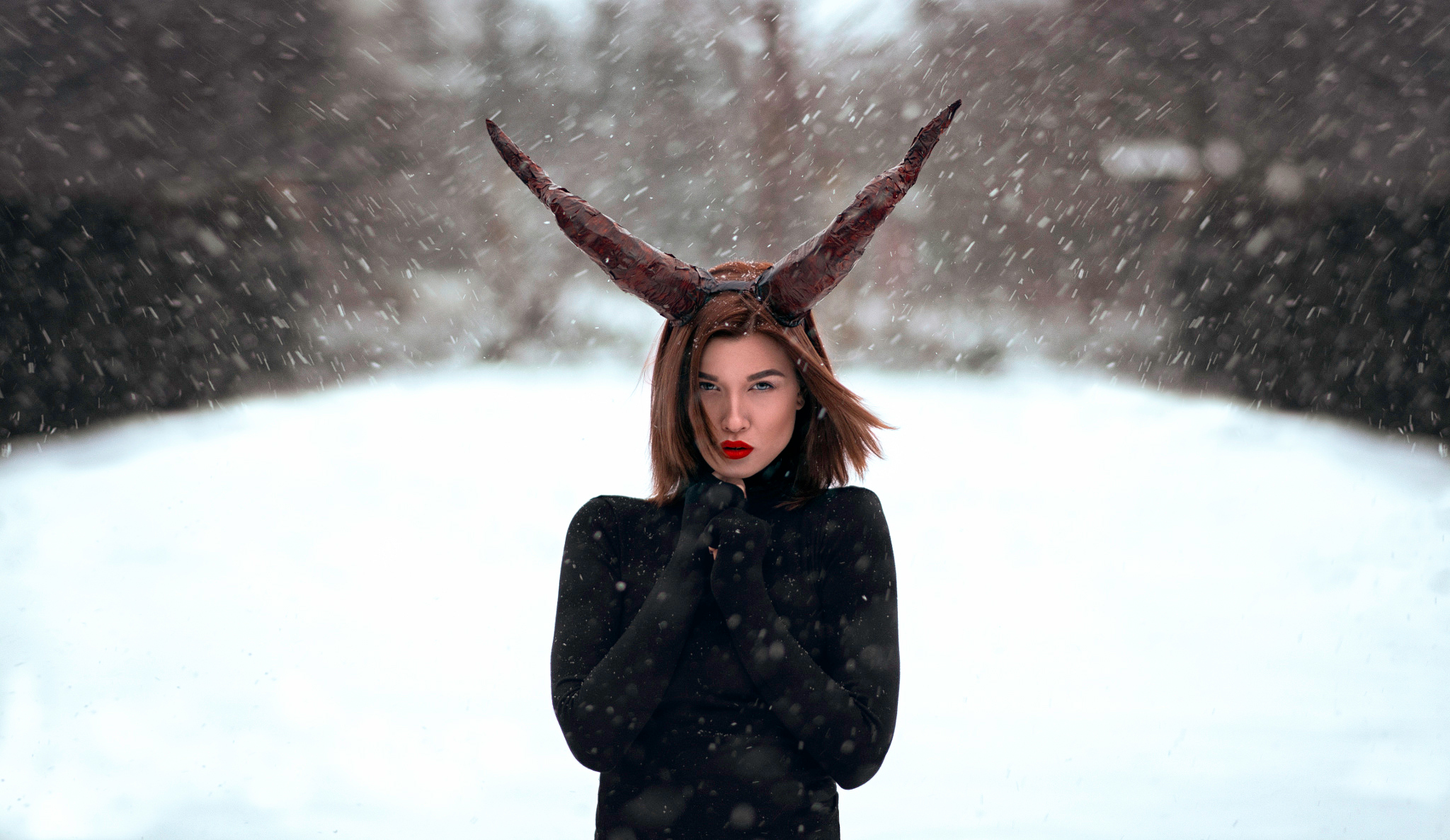 Обои снег, зима, брюнетка, рога, макияж, метель, красная помада, simona, katy sendza, snow, winter, brunette, horns, makeup, blizzard, red lipstick разрешение 2048x1187 Загрузить