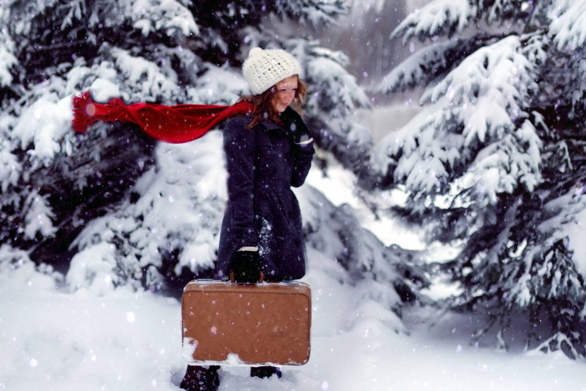 Женщина в сугробе. Девушка зимой. Фотосессия на снегу. Девушка в зимнем лесу. Фотосессия с чемоданом зимой.