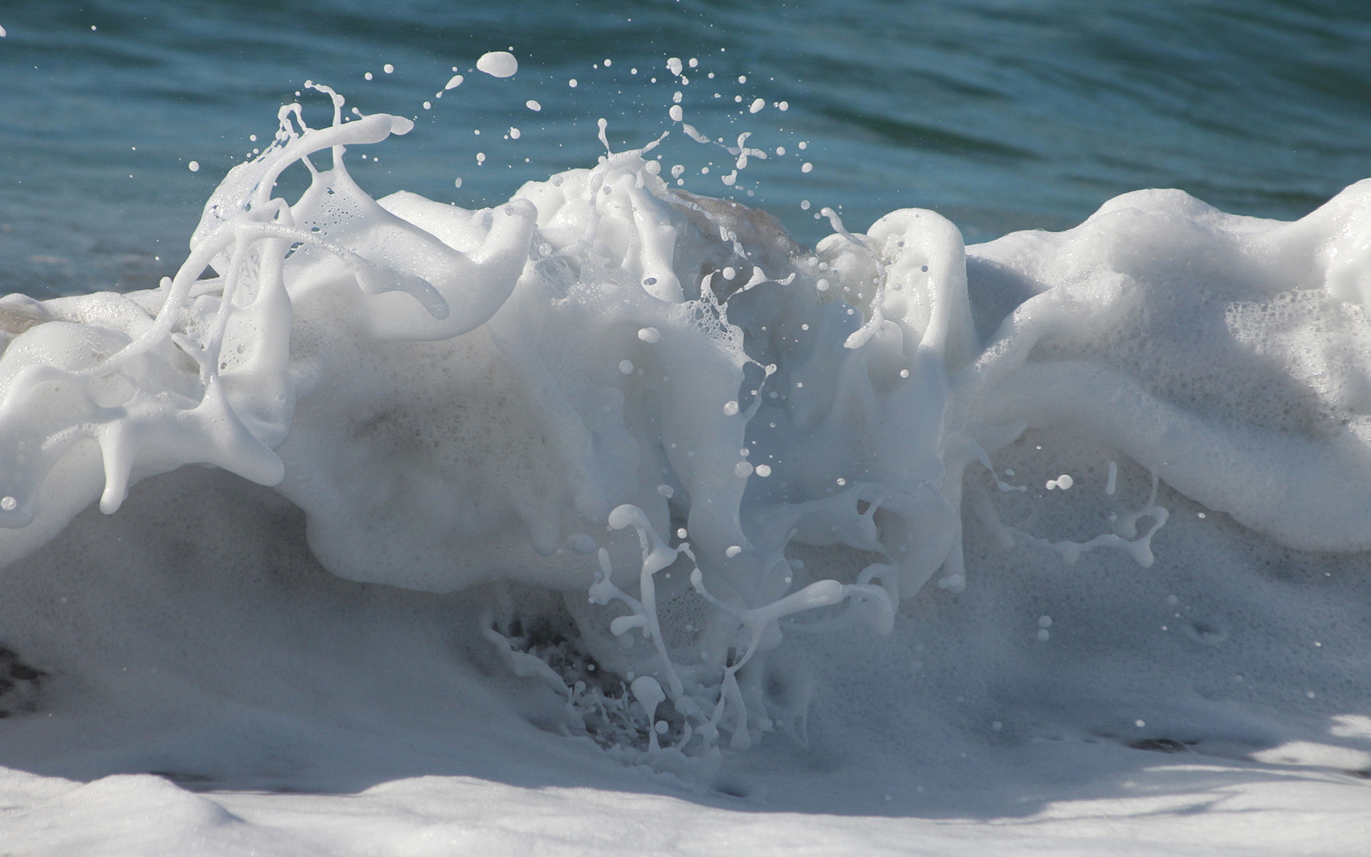 Обои вода, макро, волна, брызги, пена, water, macro, wave, squirt, foam разрешение 1920x1200 Загрузить