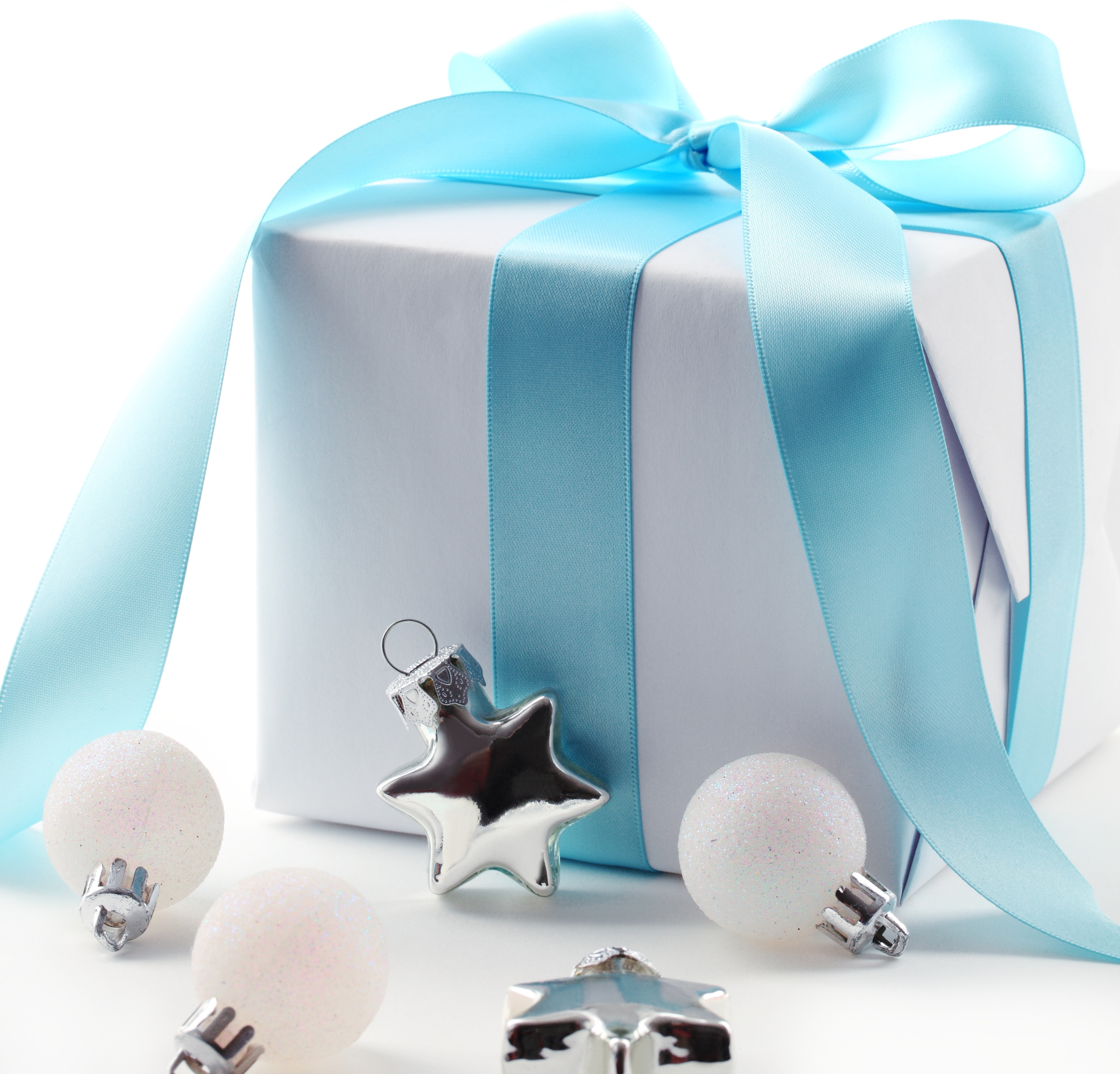 Обои новый год, подарок, ленточка, рождество, коробка, новогодние игрушки, new year, gift, ribbon, christmas, box, christmas toys разрешение 5666x5432 Загрузить