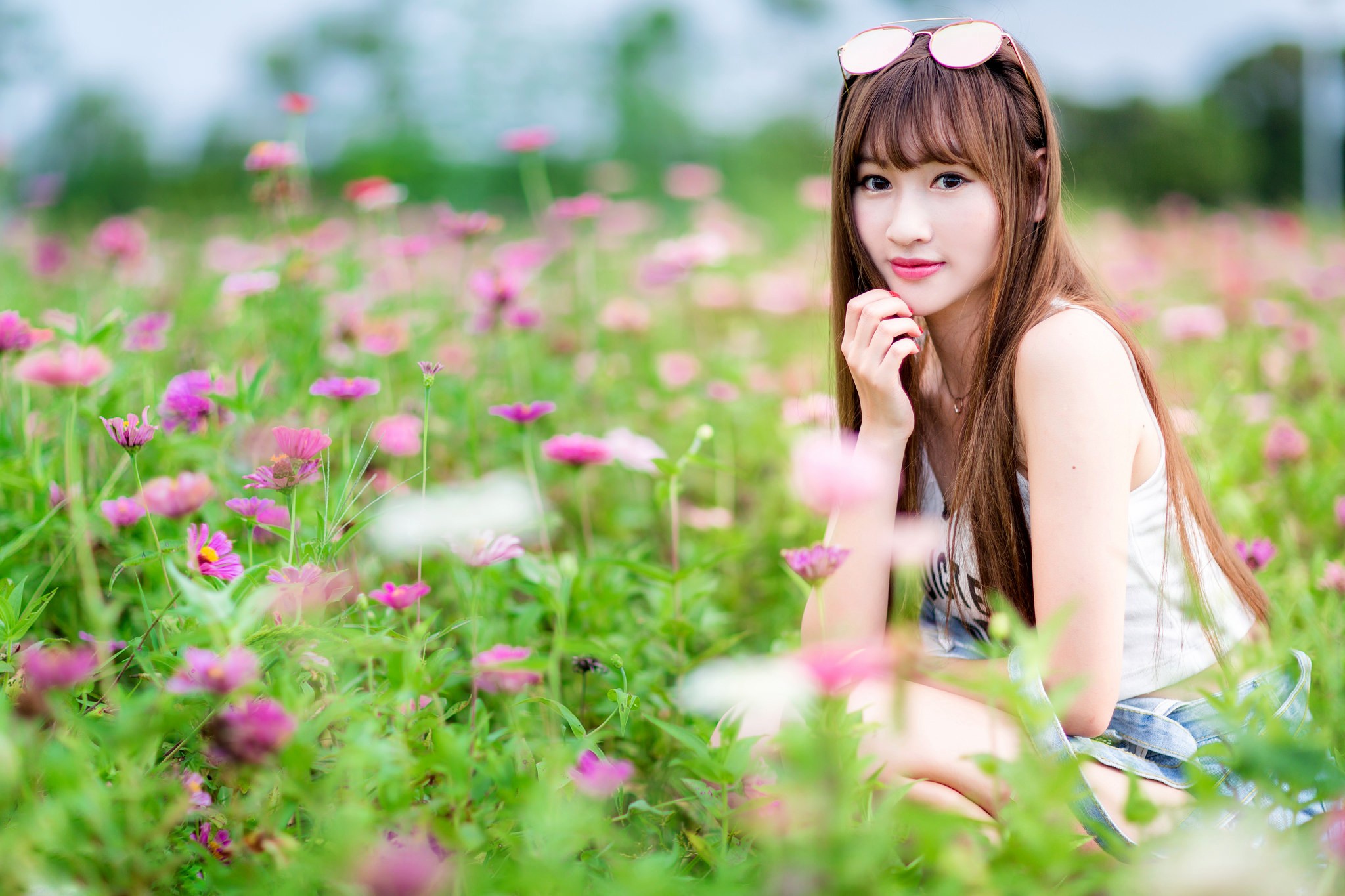 Обои цветы, девушка, поле, взгляд, волосы, азиатка, боке, flowers, girl, field, look, hair, asian, bokeh разрешение 2048x1365 Загрузить