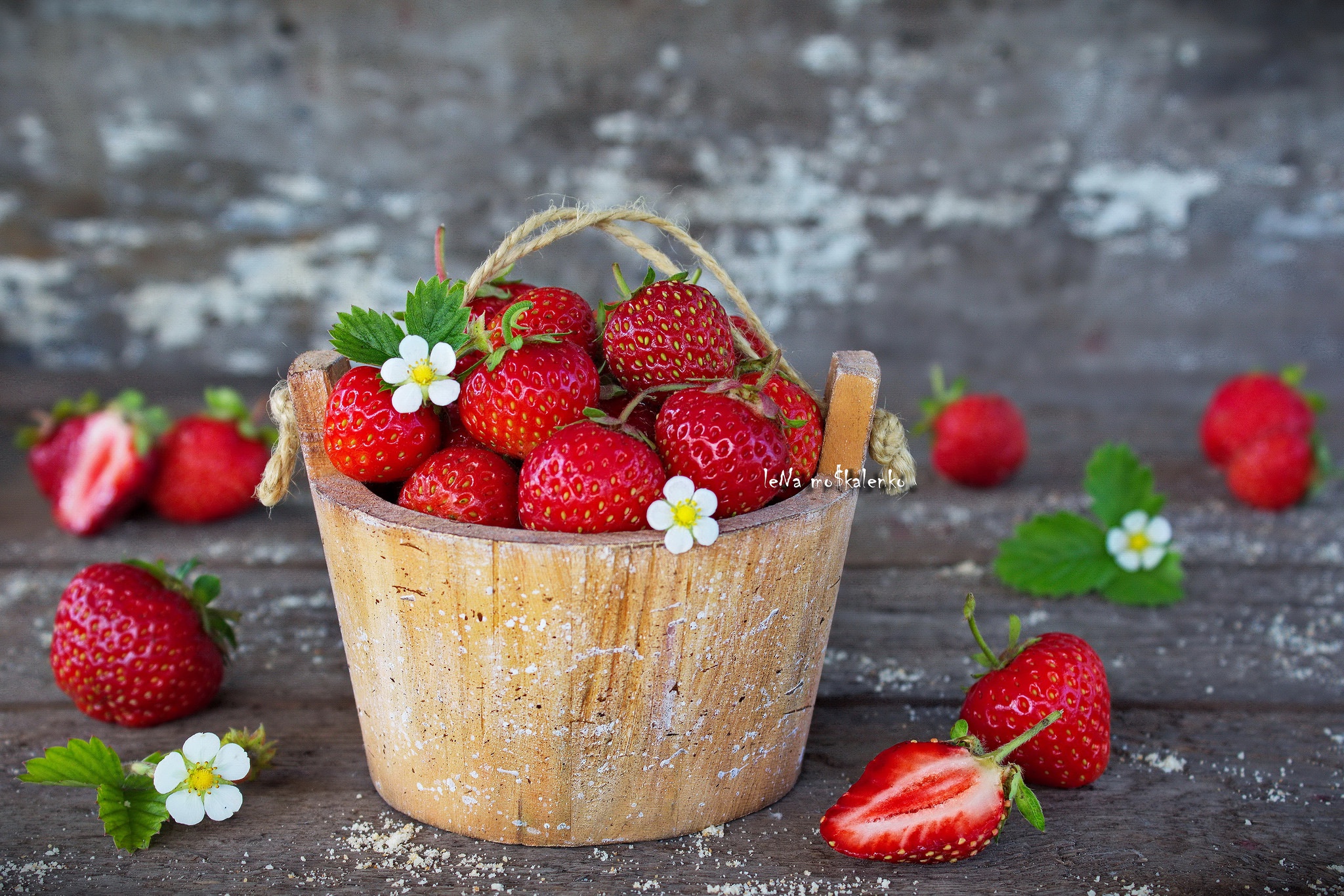 Обои цветы, листья, клубника, ягоды, flowers, leaves, strawberry, berries разрешение 2048x1366 Загрузить