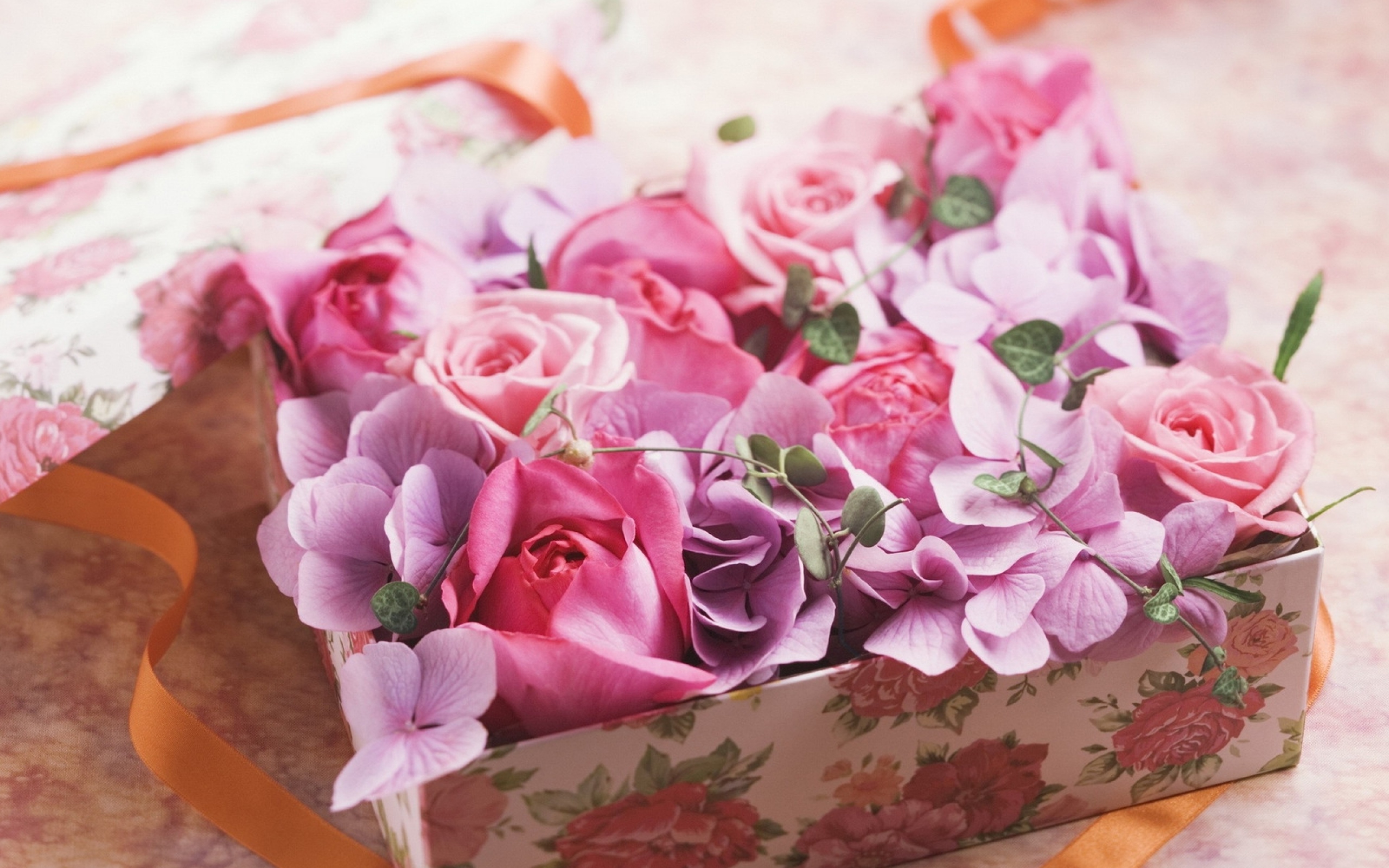 С днем рождения женщине нежно стильно. Цветы в подарок. Стильные цветы с днем рождения. Цветы нежные букеты. Стильные букеты на день рождения.