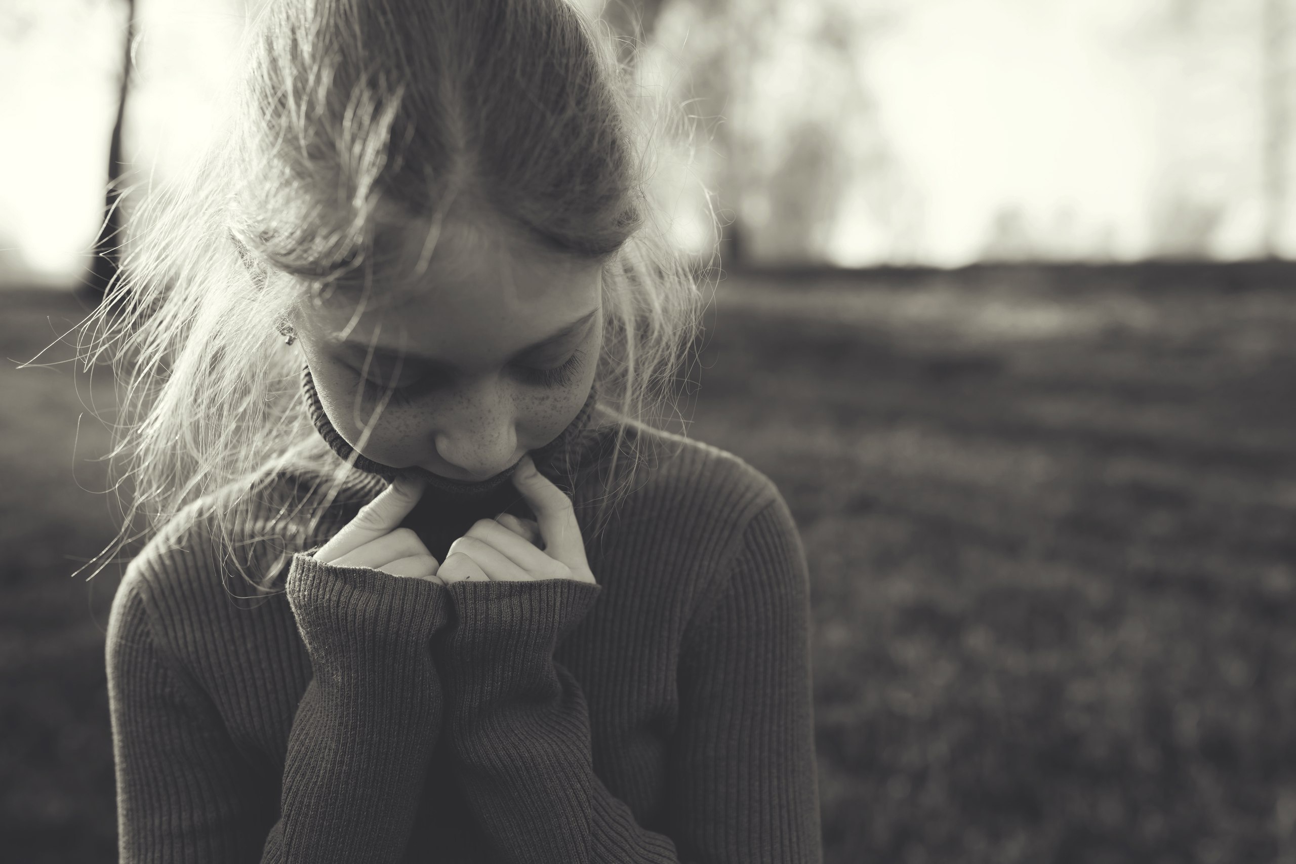 Обои чёрно-белое, девочка, детство, свитер, веснушки, black and white, girl, childhood, sweater, freckles разрешение 2560x1707 Загрузить