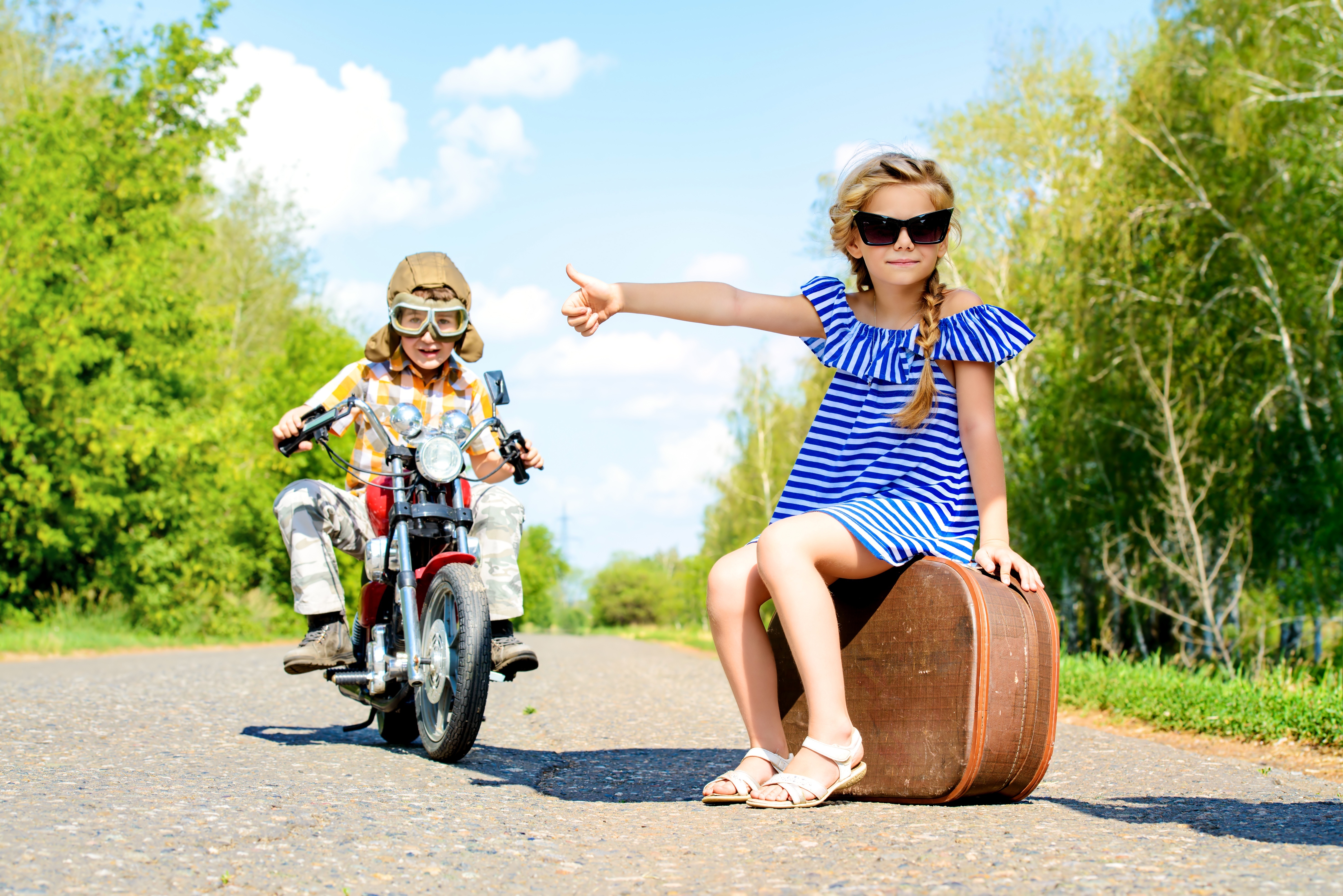 Дети ездят на мотоциклах. Дети путешествуют. Путешествие с детьми. Фотосессия с чемоданом дети. Лето дети путешествия.
