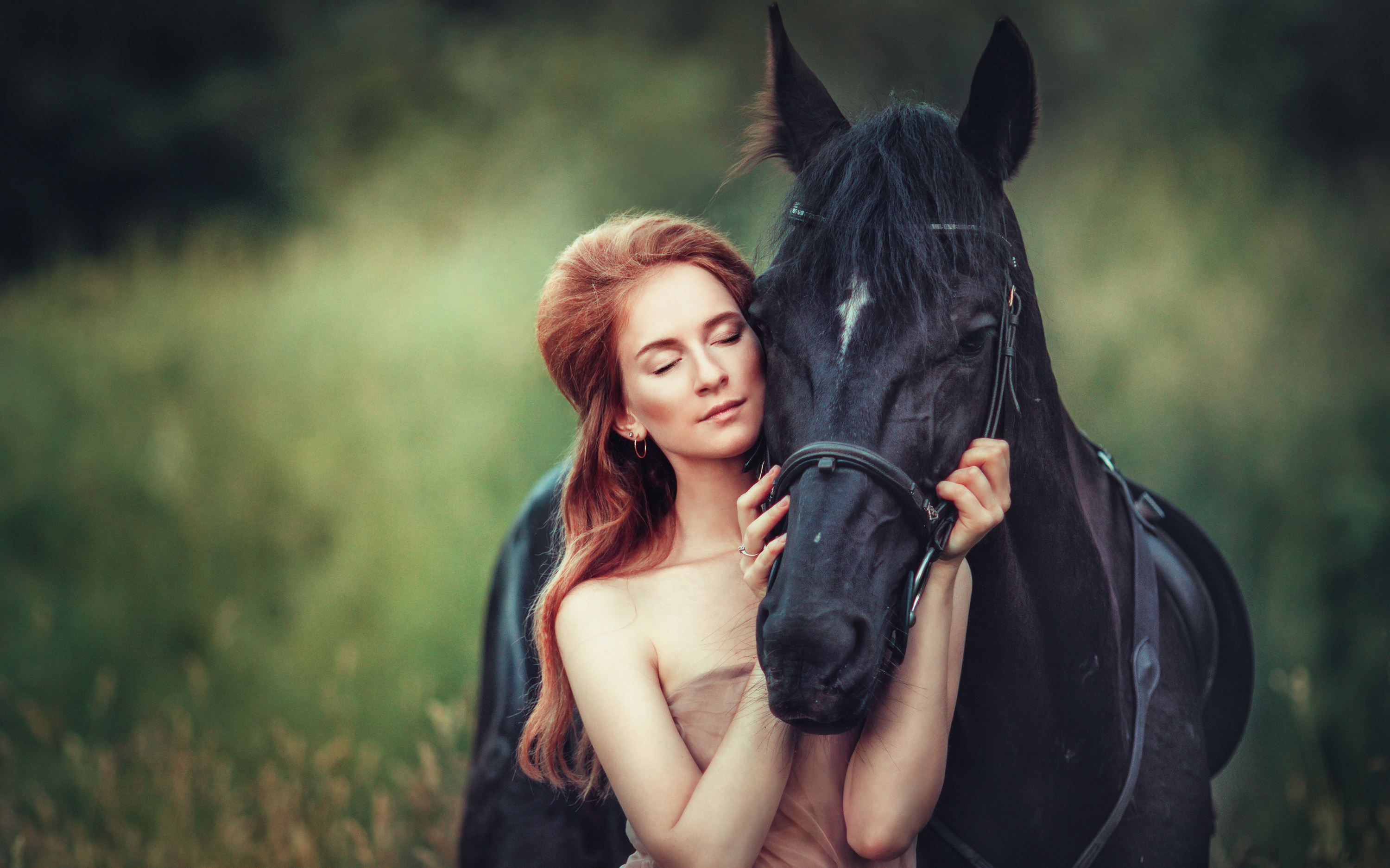 Верховая женщина. Девушка на коне. Фотосессия с лошадьми. Девушка с лошадью. Фотосессия с лошадкой.