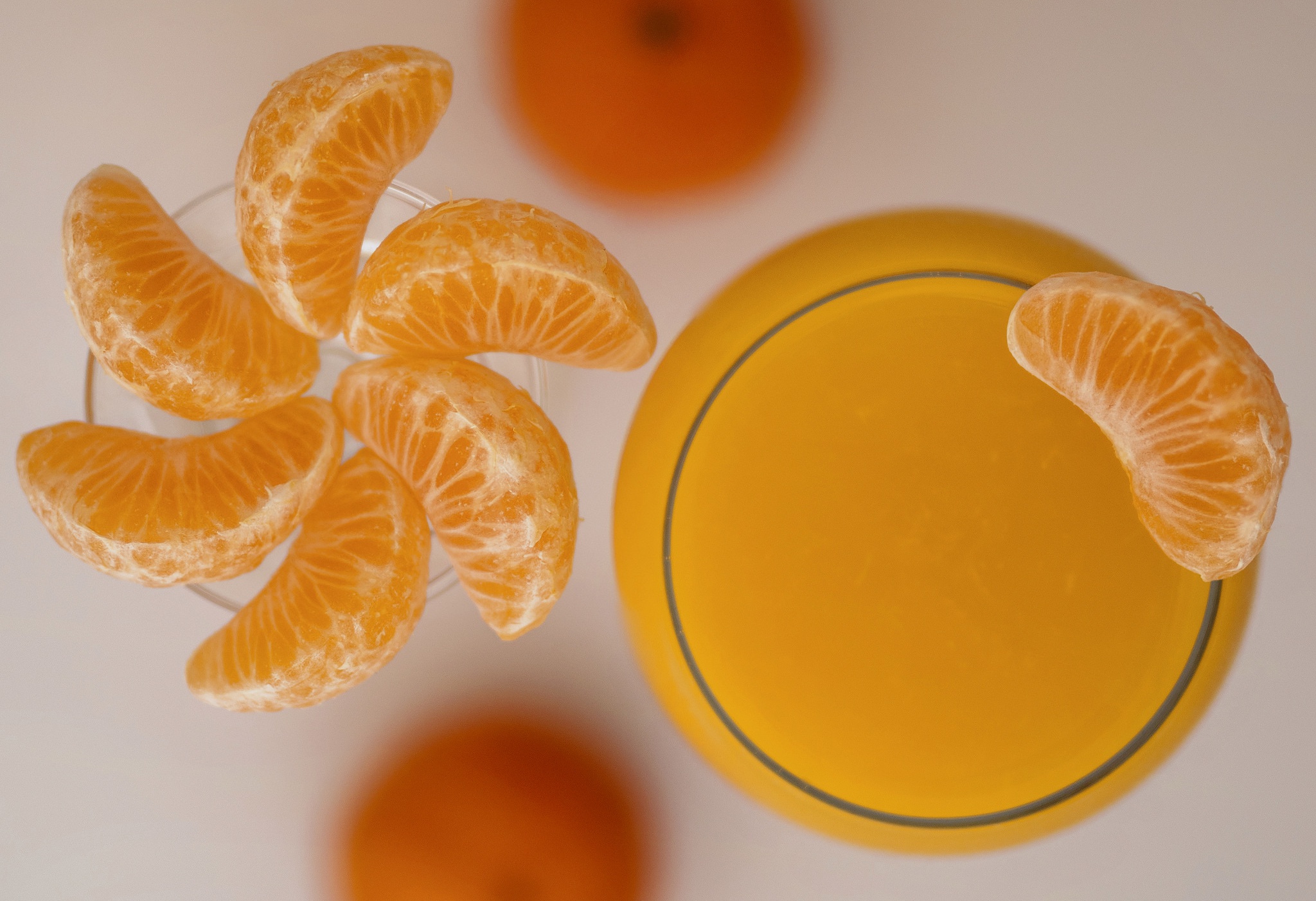 Обои фрукты, стакан, мандарин, цитрусы, долька, сок, fruit, glass, mandarin, citrus, slice, juice разрешение 2048x1403 Загрузить