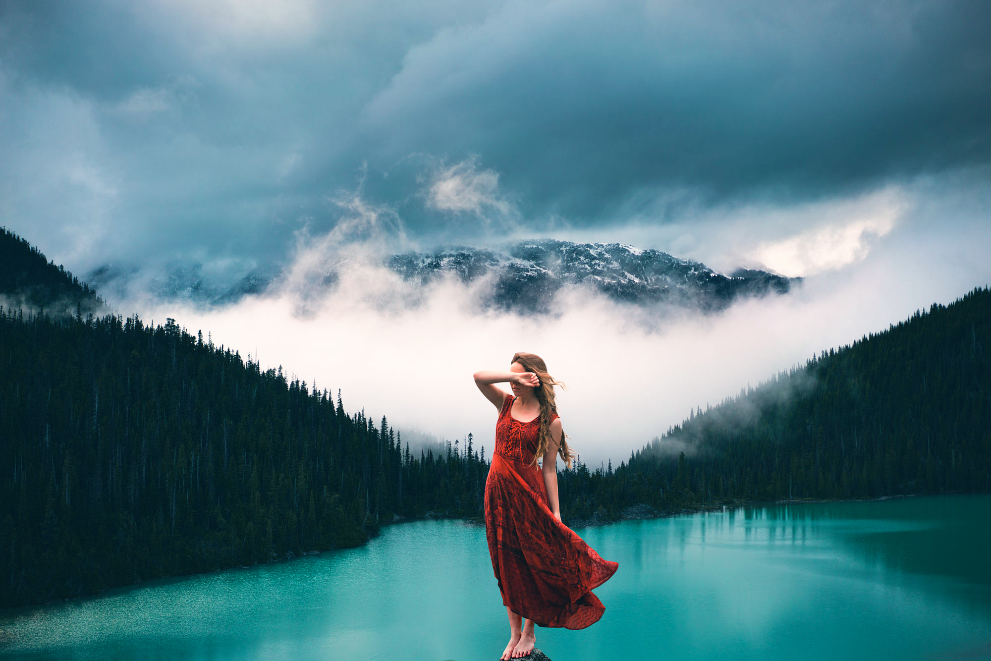 Обои облака, lizzy gadd, озеро, лес, девушка, платье, туман, гора, модель, clouds, lake, forest, girl, dress, fog, mountain, model разрешение 2000x1334 Загрузить