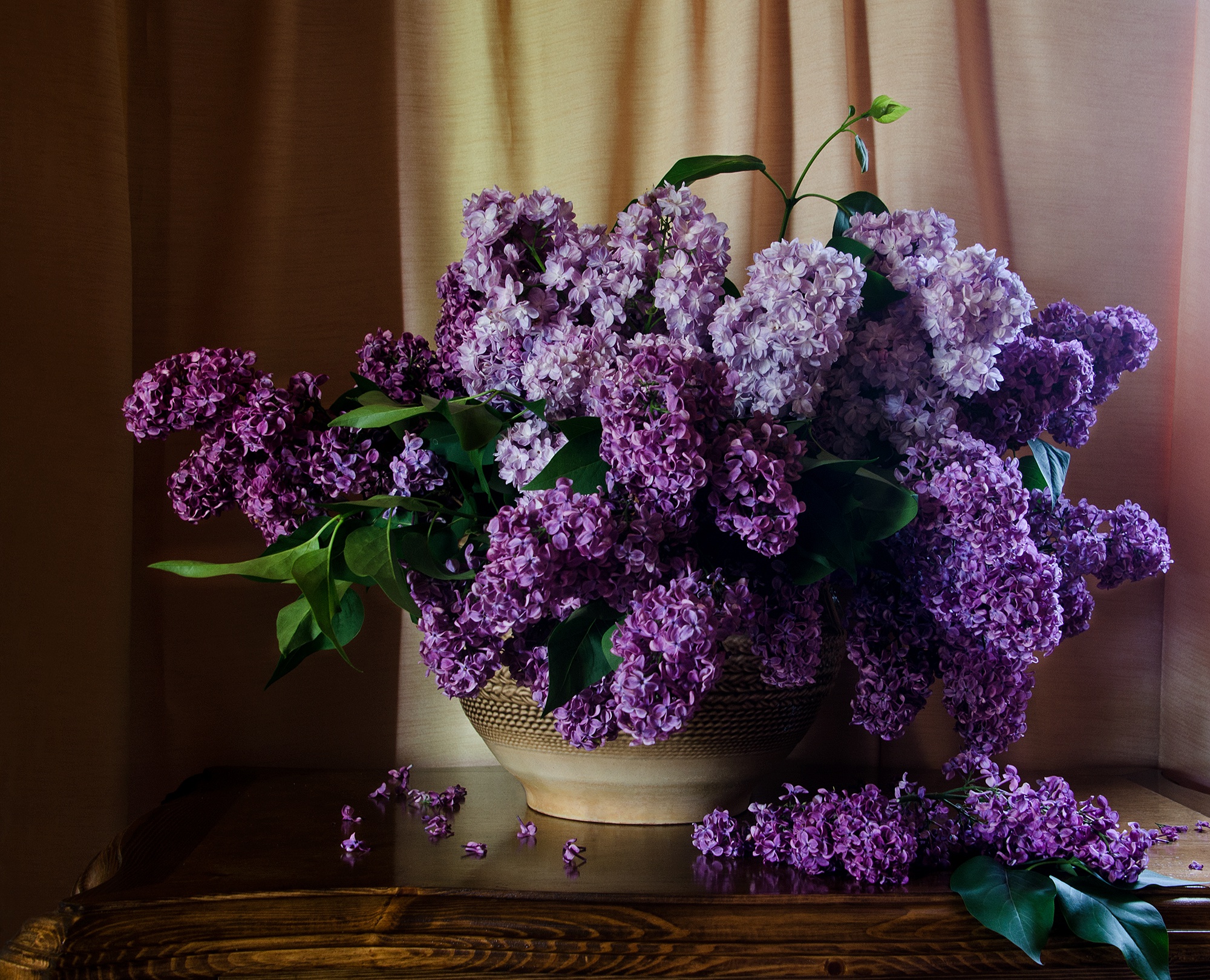 Обои цветы, шторы, стол, букет, сирень, натюрморт, flowers, curtains, table, bouquet, lilac, still life разрешение 2000x1620 Загрузить