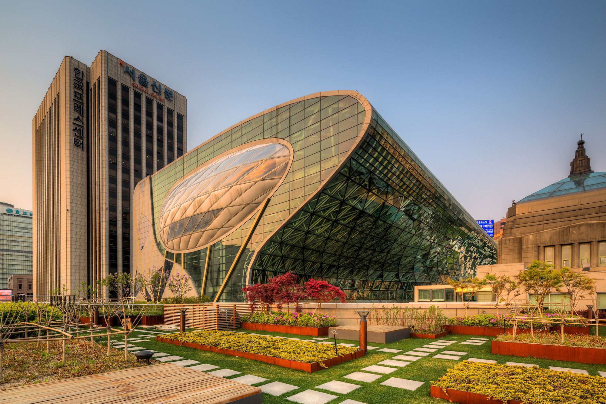 Культурные центры азии. Мэрия Сеул архитектура. Сеул Сити Холл. Сеул Корея архитектура. Архитектура Сеула Южная Корея.